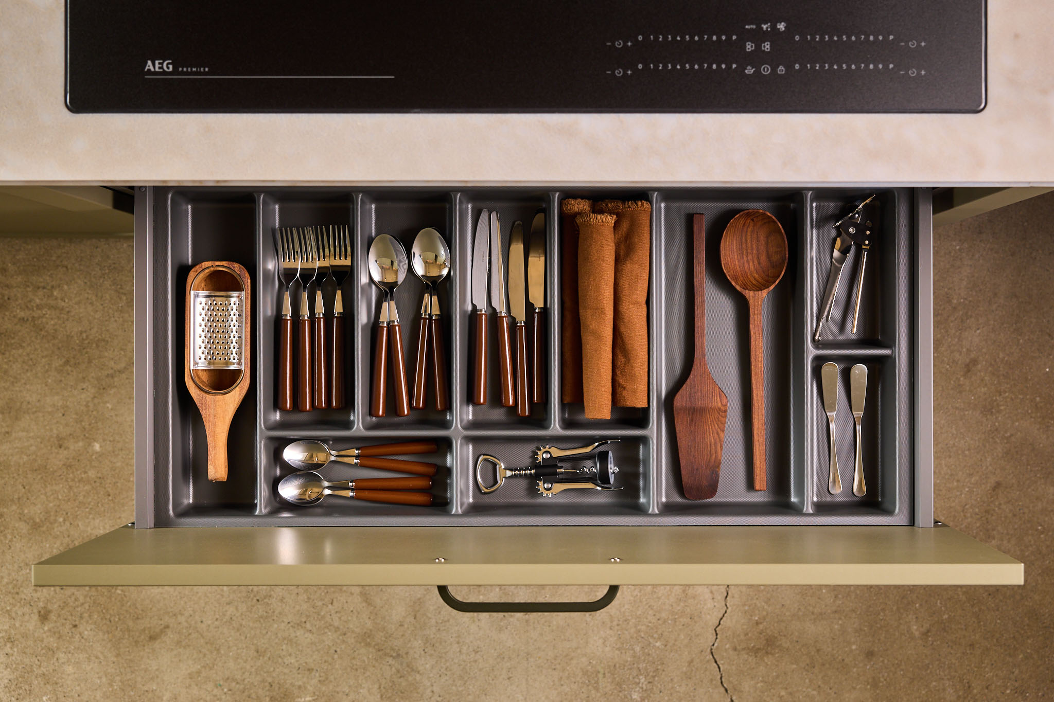 Foto: Tieleman Keukens Keller Keukens keukenmodel Retro Vibes jaren 70 keuken lade top view