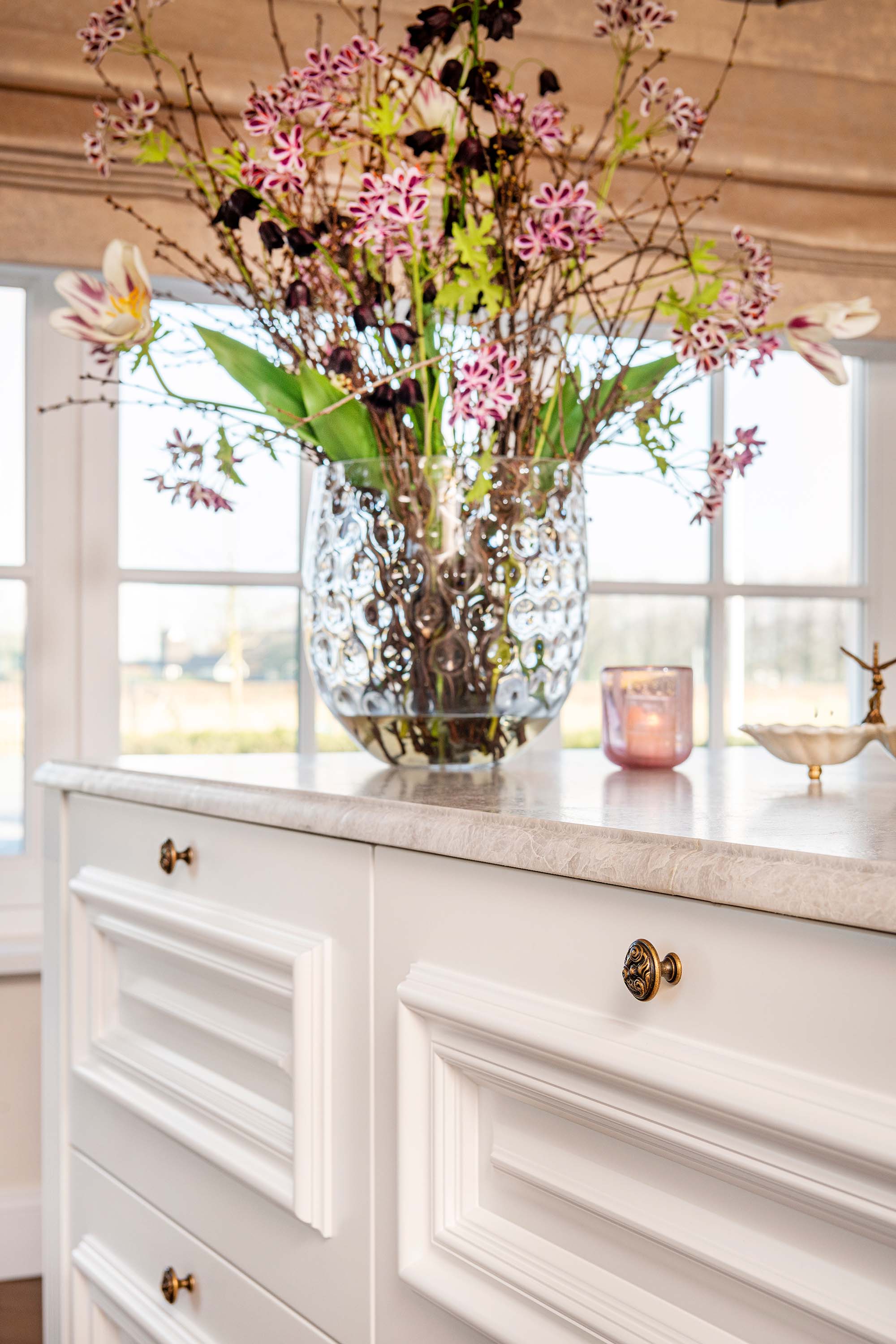 Foto: Tieleman Keukens Maison Sucre Binnenkijker Drenthe Model Long Island Mereno zijdeglans wit closeup keuken