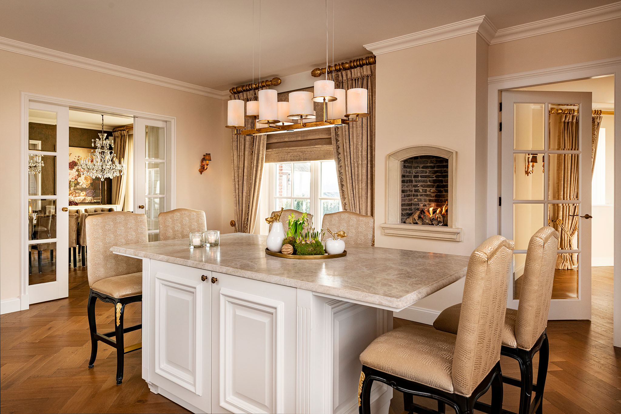 Foto: Tieleman Keukens Maison Sucre Binnenkijker Drenthe Model Long Island Mereno zijdeglans wit kookeiland met bar liggend