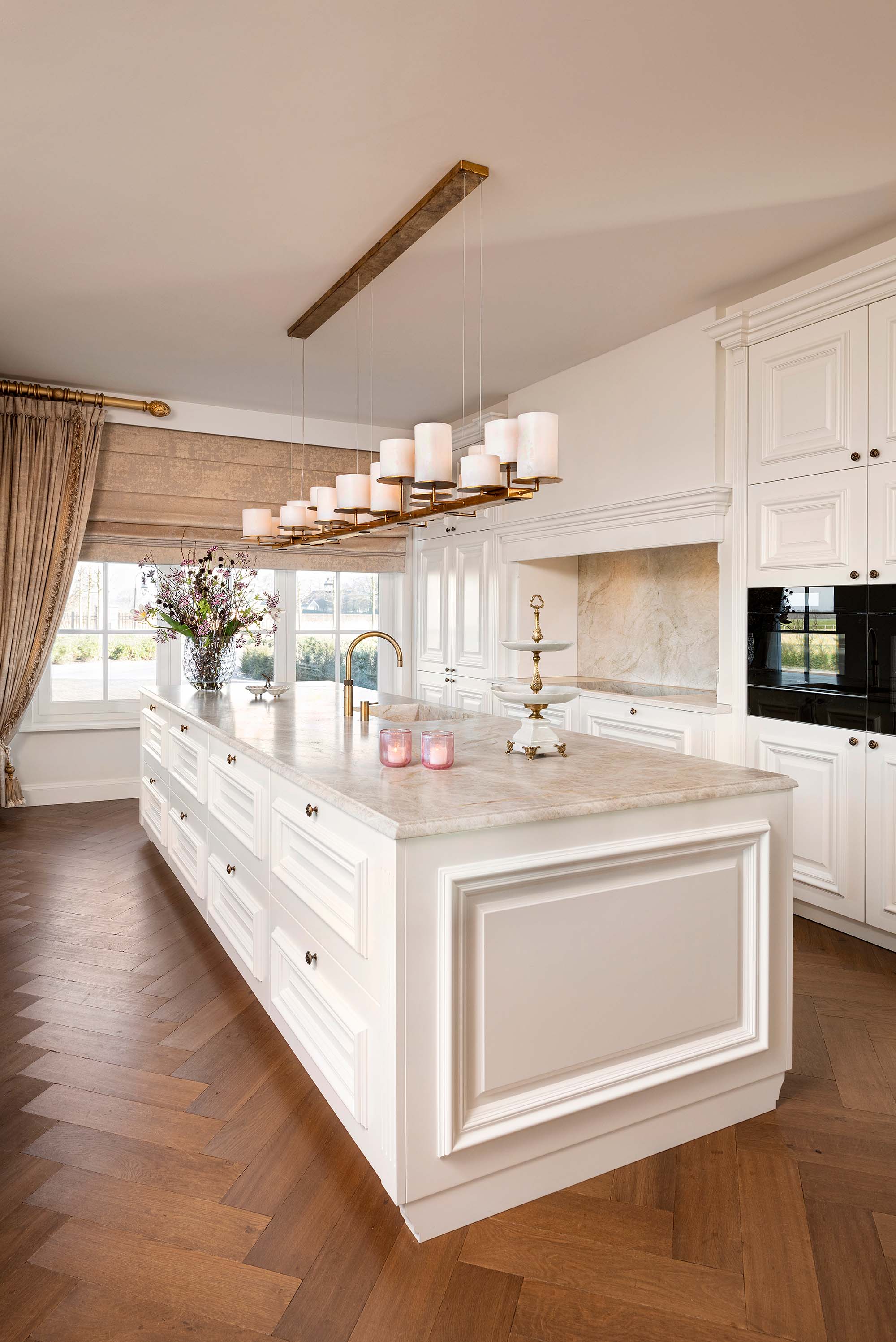 Foto: Tieleman Keukens Maison Sucre Binnenkijker Drenthe Model Long Island Mereno zijdeglans wit totaalbeeld