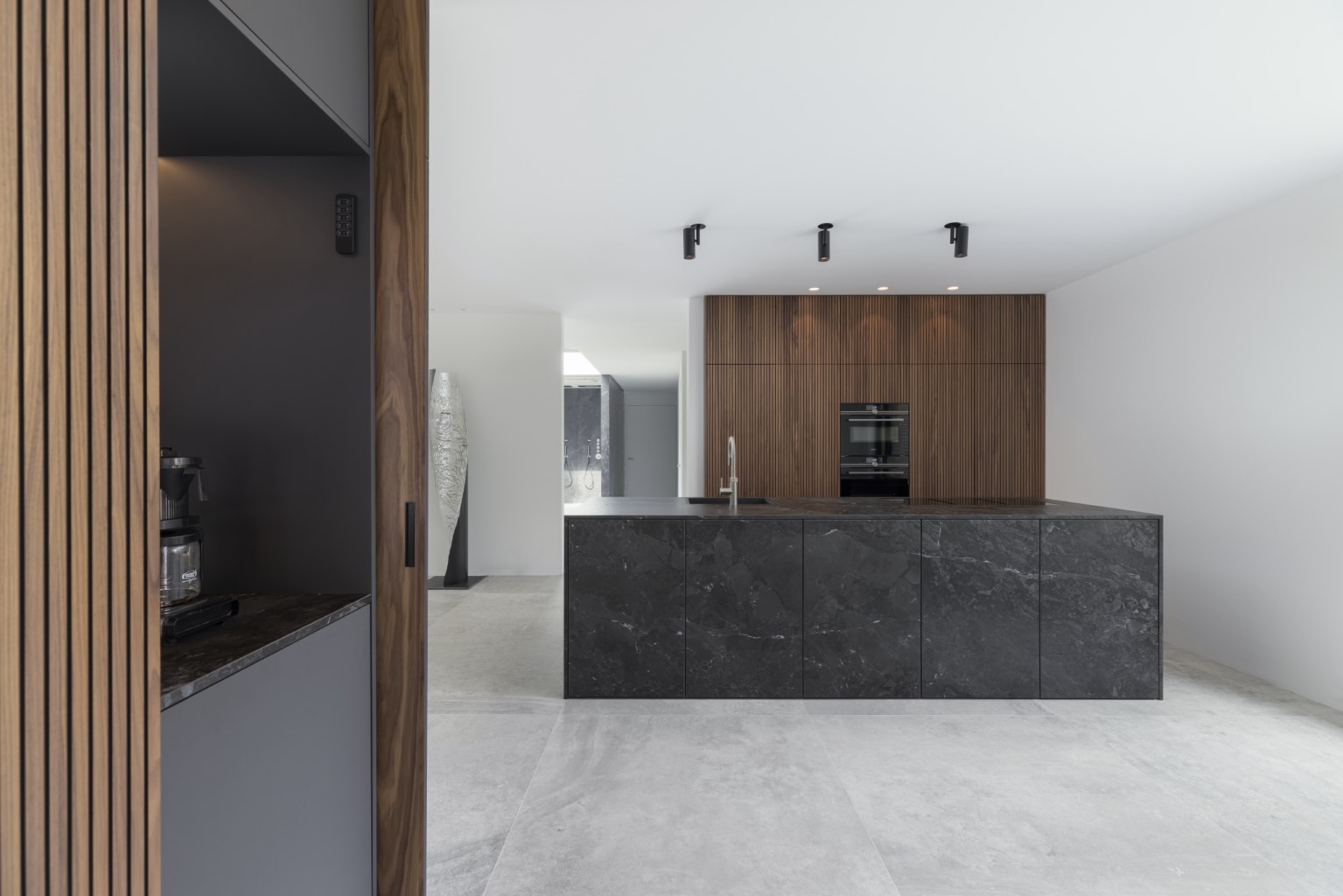 Foto: Mereno Milano met noten fineer en eiland van Neolith Layla Slate  7   Kopieren 