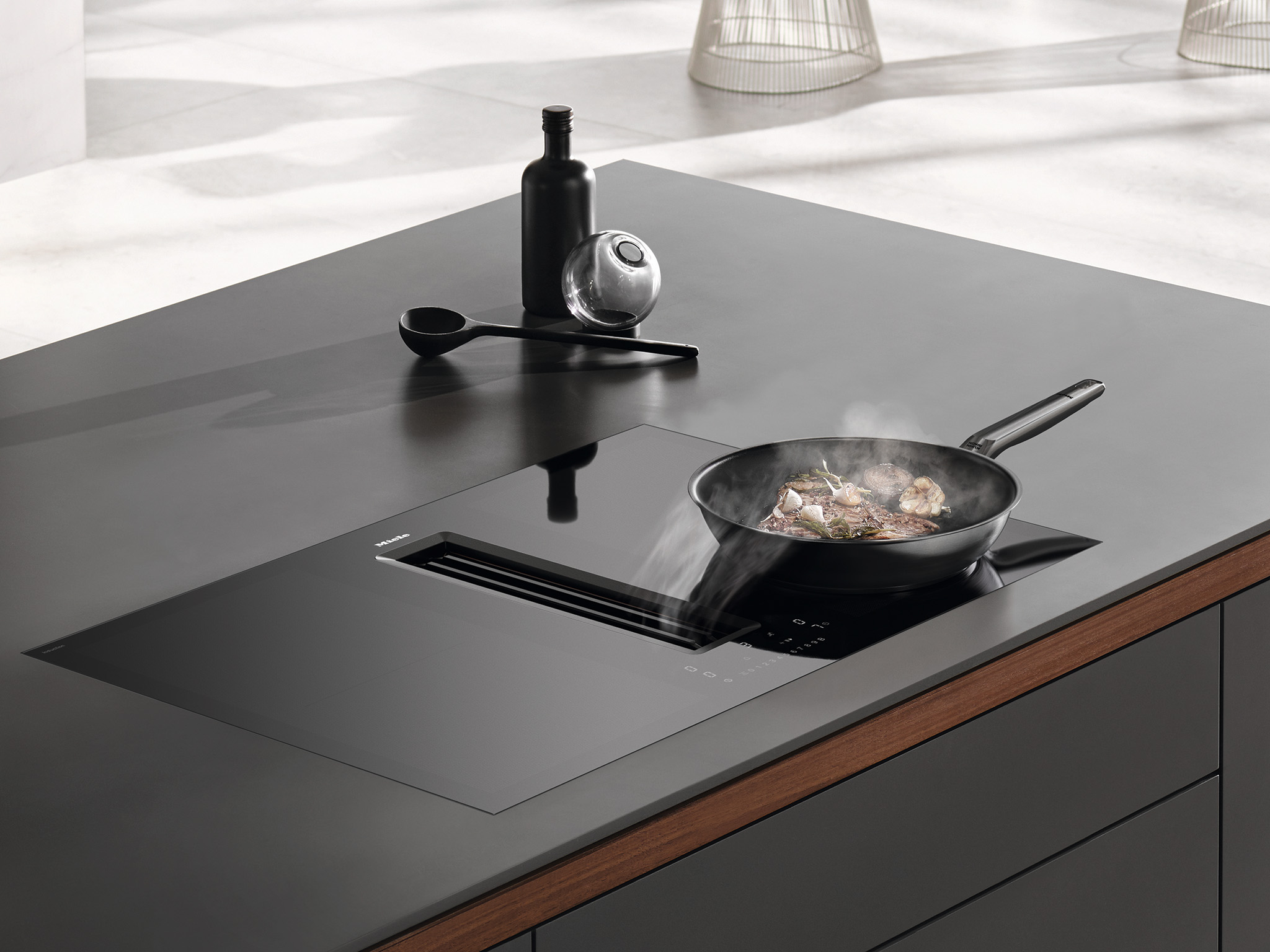 Foto: Tieleman Keukens Miele keukenapparatuur KMDA inductekookplaat met afzuiging kookveldafzuiging