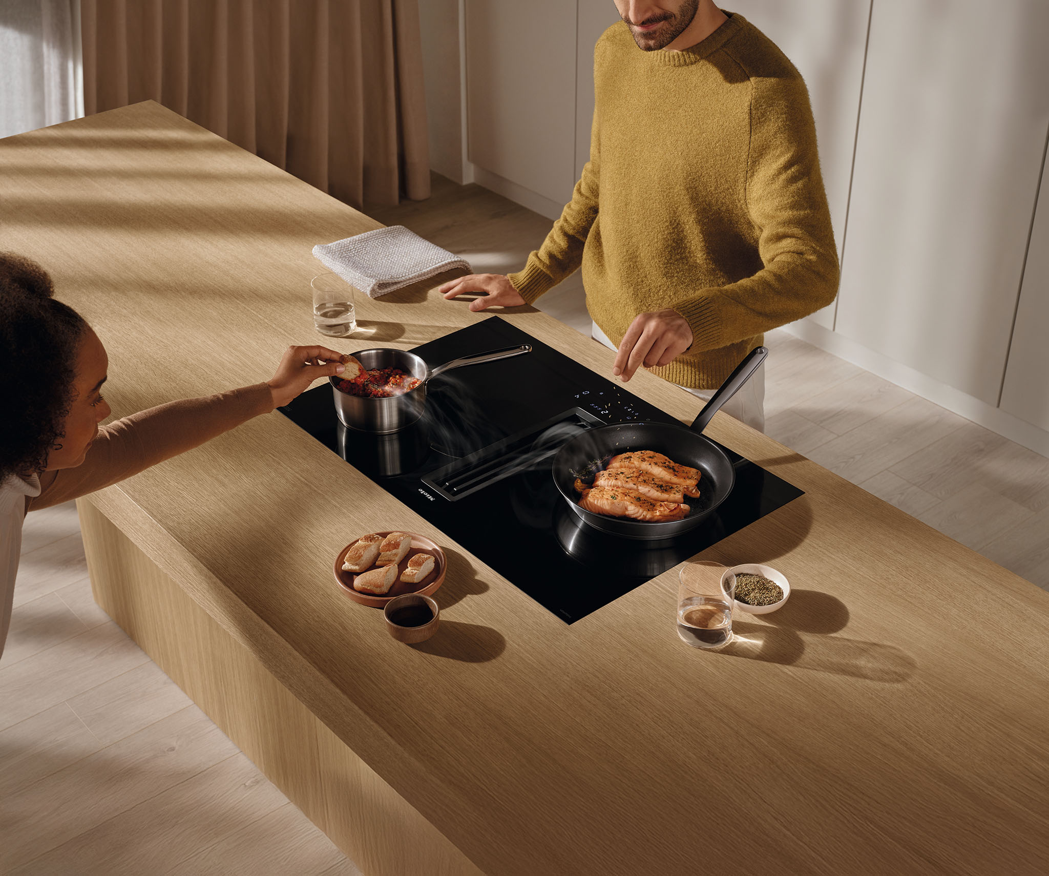 Foto: Tieleman Keukens Miele keukenapparatuur KMDA inductekookplaat met afzuiging sfeerimpressie