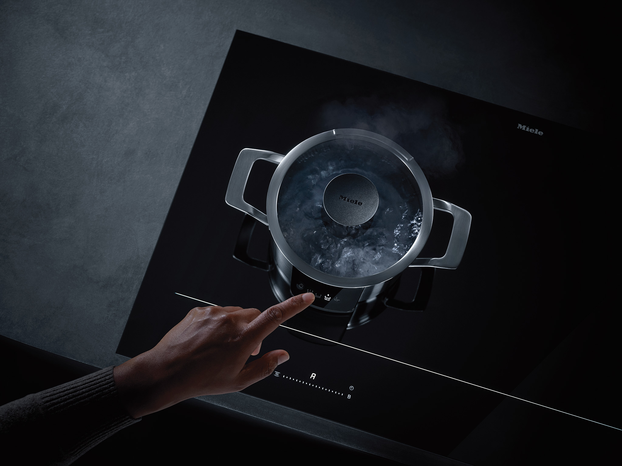 Foto: Tieleman Keukens Miele keukenapparatuur KM 8000 serie inductiekookplaten met msense pannen 3