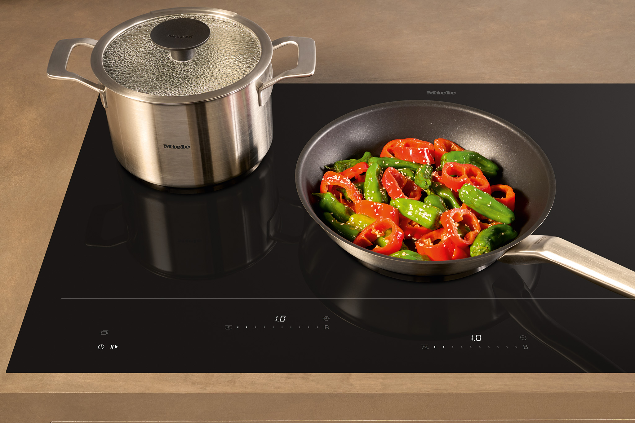 Foto: Tieleman Keukens Miele keukenapparatuur KM 8000 serie inductiekookplaten met msense pannen 7