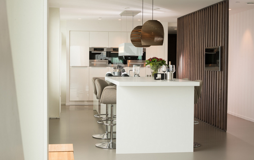 Moderne-Tieleman-keuken-bar-kookeiland-ingebouwde-kastenwand-1.jpg