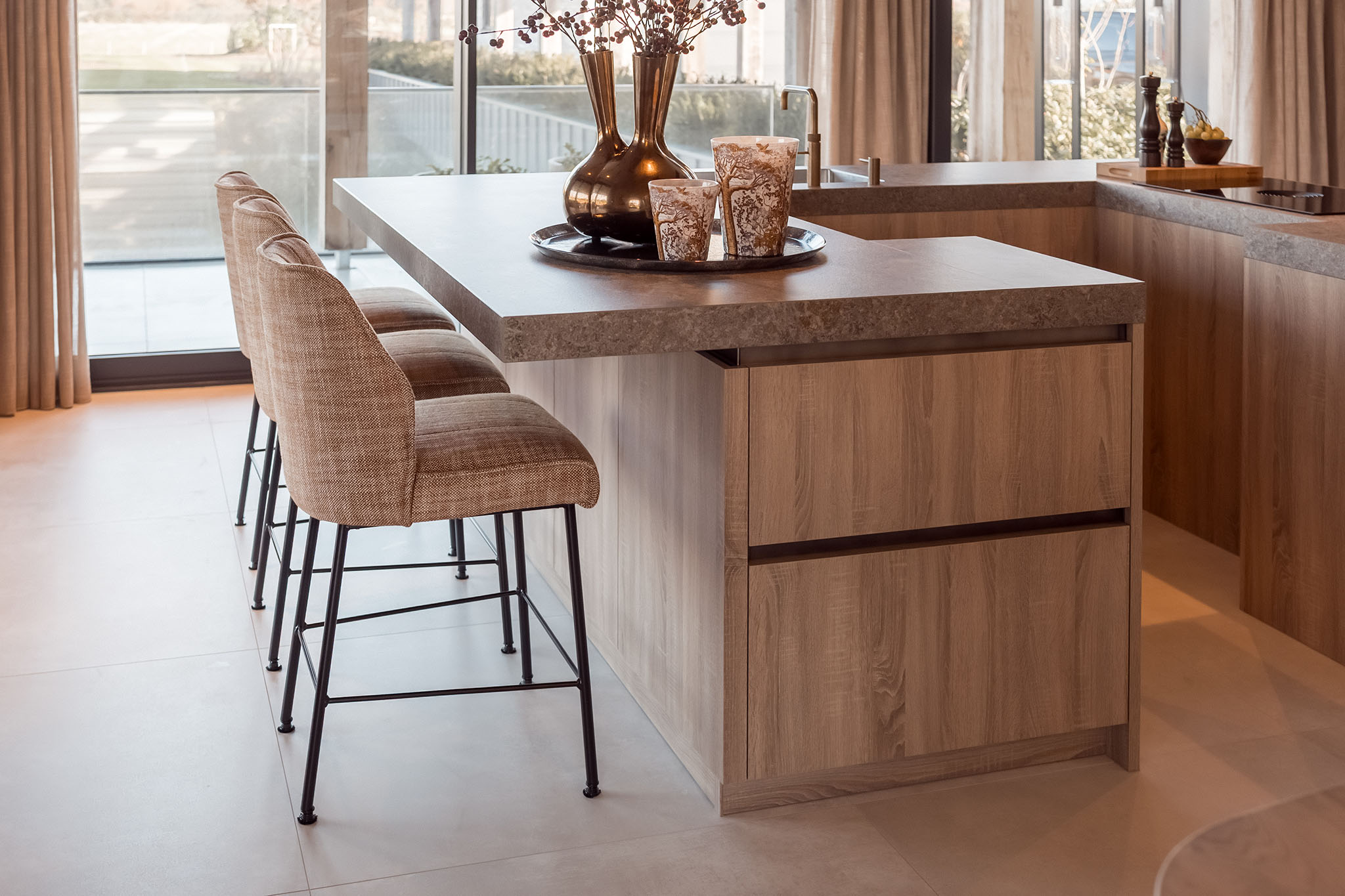 Foto: Tieleman Keukens Binnenkijker geplaatste keukens Ridderkerk  modern landelijke keuken hout met uvorming kookeiland 8