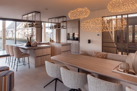 Foto : Warmte en rust in deze eikenhouten leefkeuken
