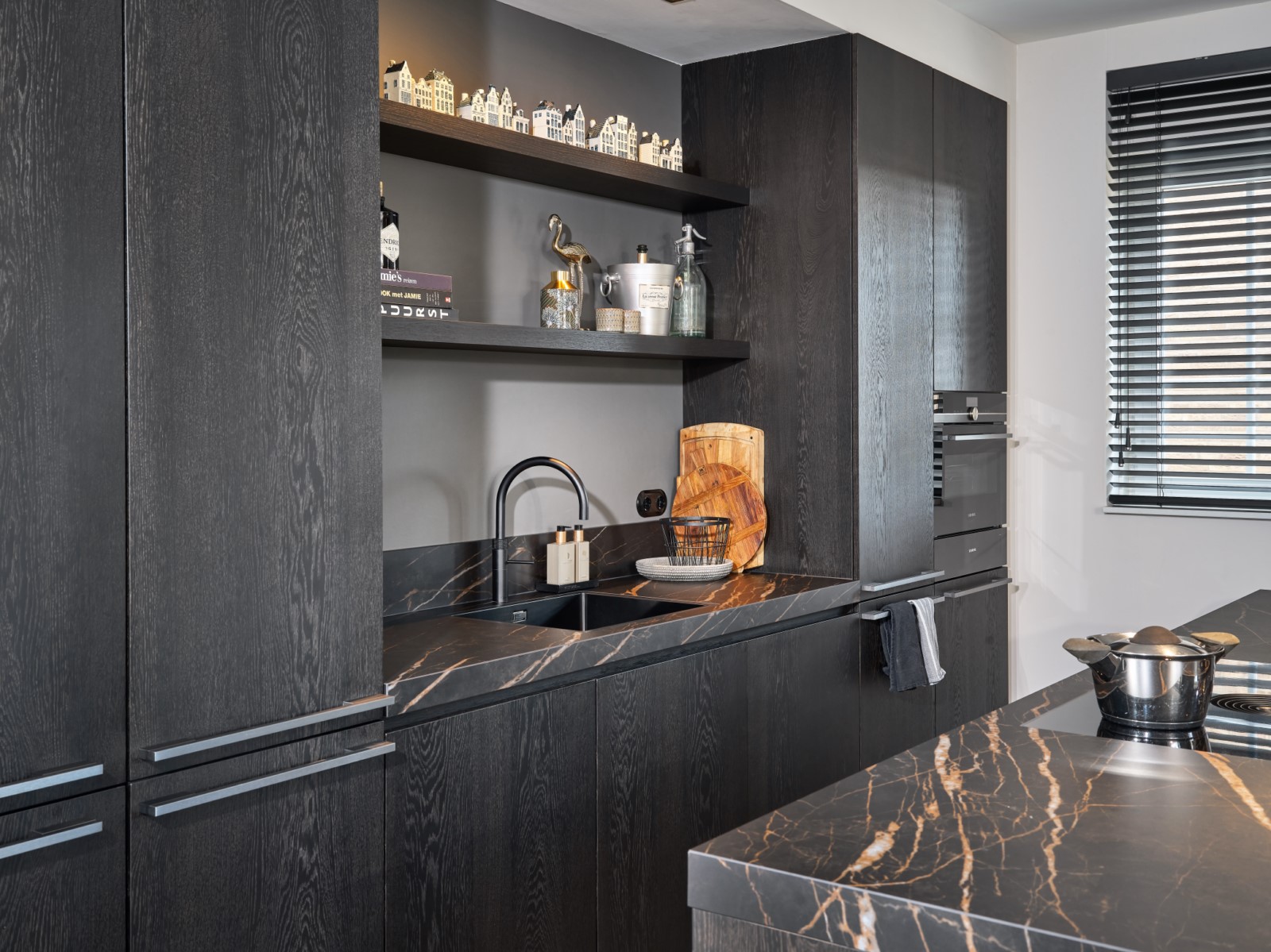 Foto: Tieleman Keukens Geplaatste keuken Oud Beijerland Schreuders Antraciet eiken gebeitst marmerlook aanrechtblad 10  1600x1200 