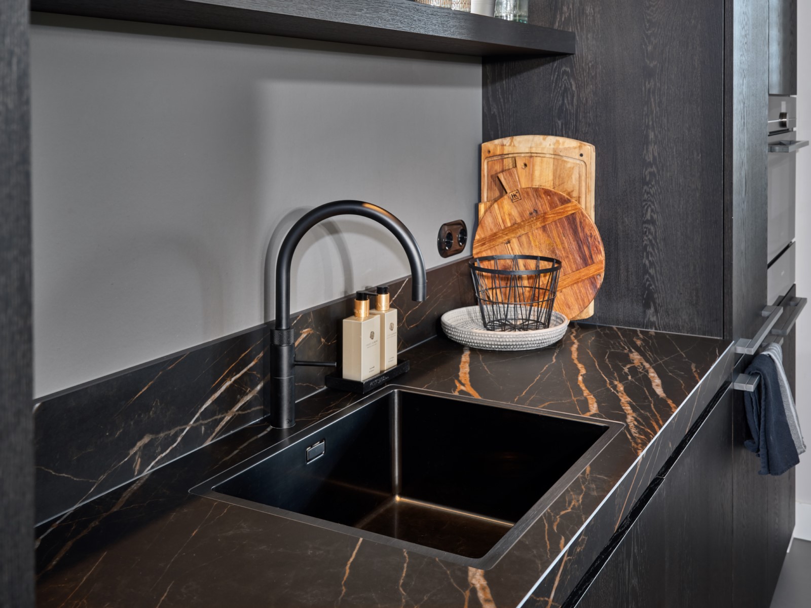 Foto: Tieleman Keukens Geplaatste keuken Oud Beijerland Schreuders Antraciet eiken gebeitst marmerlook aanrechtblad 16  1600x1200 