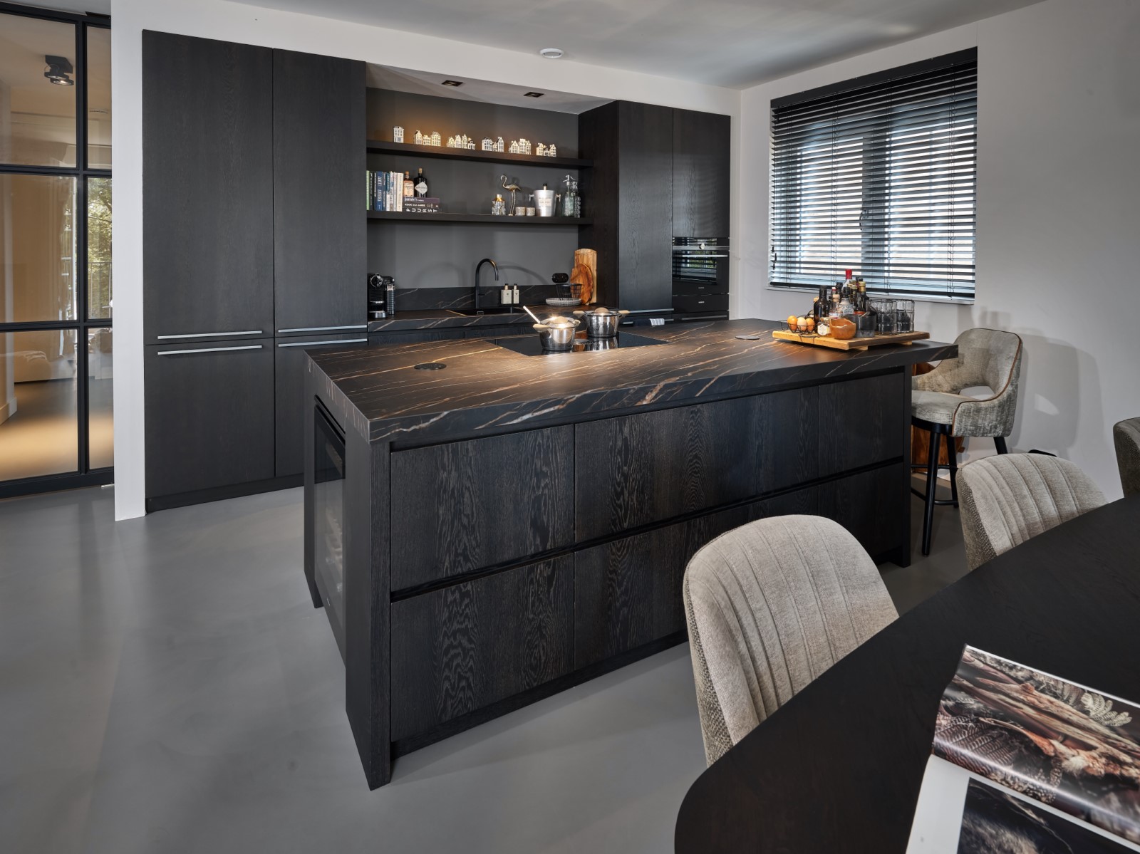 Foto: Tieleman Keukens Geplaatste keuken Oud Beijerland Schreuders Antraciet eiken gebeitst marmerlook aanrechtblad 3  1600x1200 