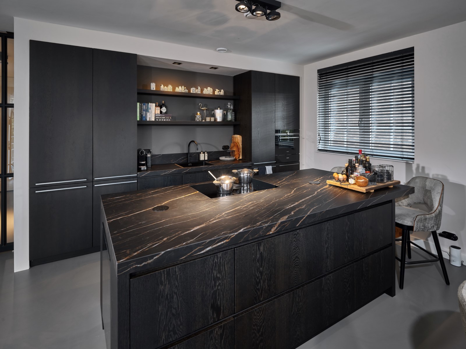 Foto: Tieleman Keukens Geplaatste keuken Oud Beijerland Schreuders Antraciet eiken gebeitst marmerlook aanrechtblad 5  1600x1200 