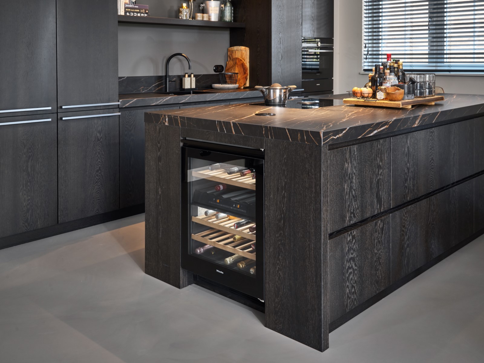 Foto: Tieleman Keukens Geplaatste keuken Oud Beijerland Schreuders Antraciet eiken gebeitst marmerlook aanrechtblad 7  1600x1200 