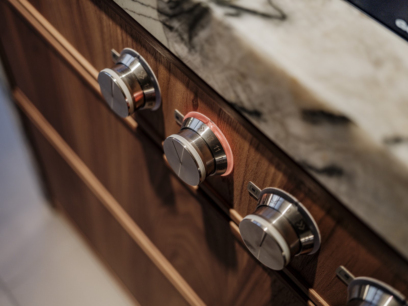 Foto: Studio 100c  Tieleman Exclusief Mereno Milano Mereno Welsh Mereno Chelsea massief hout lamellenstructuur marmerlook 13  1600x1200 