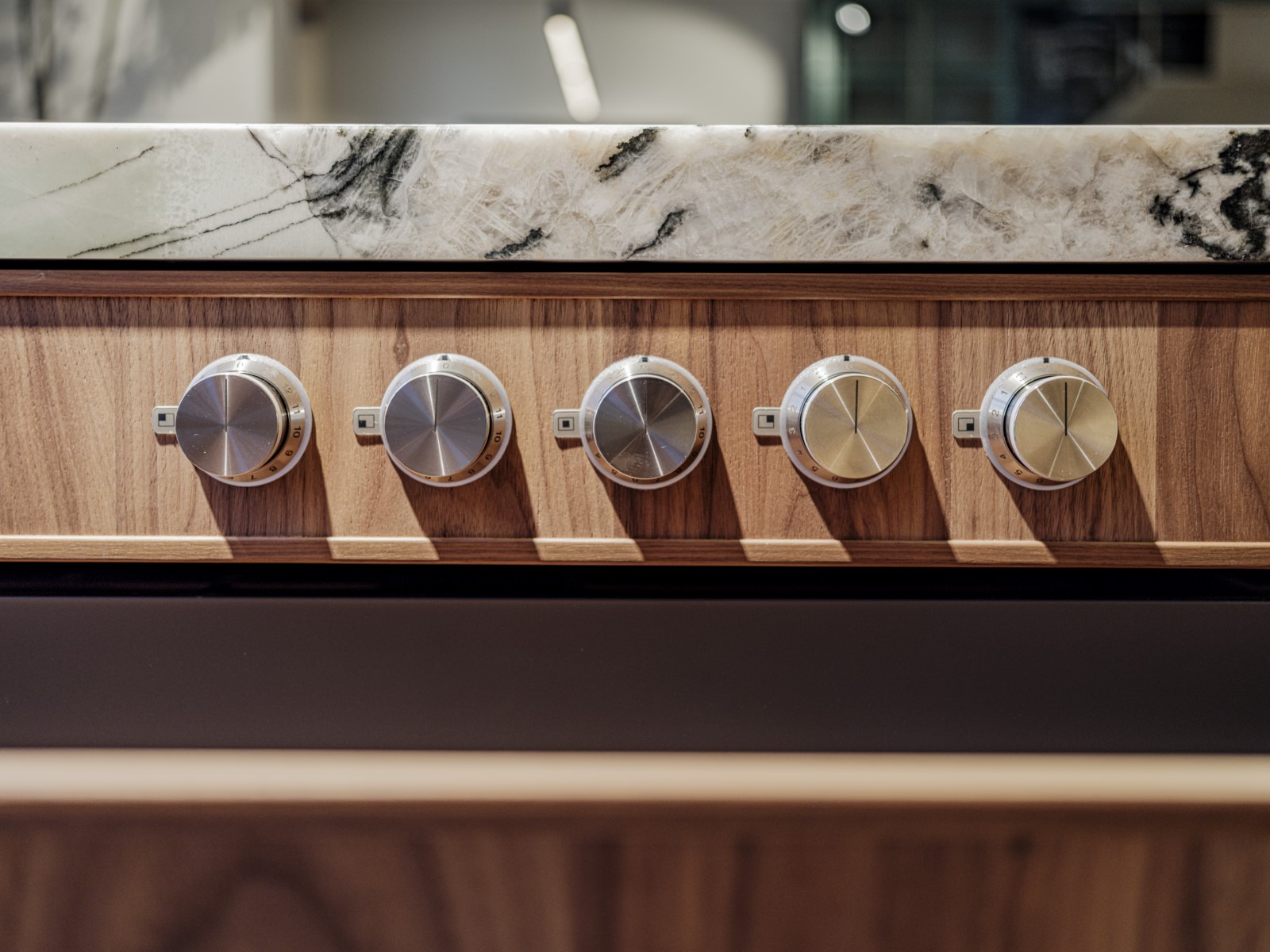 Foto: Studio 100c  Tieleman Exclusief Mereno Milano Mereno Welsh Mereno Chelsea massief hout lamellenstructuur marmerlook 14  1600x1200 