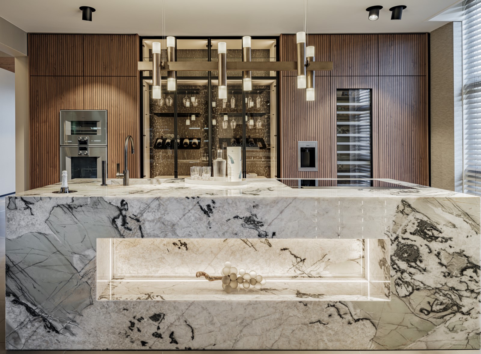 Foto: Studio 100c  Tieleman Exclusief Mereno Milano Mereno Welsh Mereno Chelsea massief hout lamellenstructuur marmerlook 2  1600x1200 