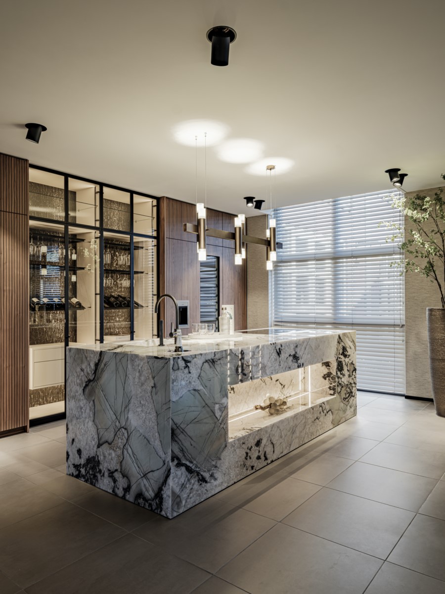 Foto: Studio 100c  Tieleman Exclusief Mereno Milano Mereno Welsh Mereno Chelsea massief hout lamellenstructuur marmerlook 6  1600x1200 