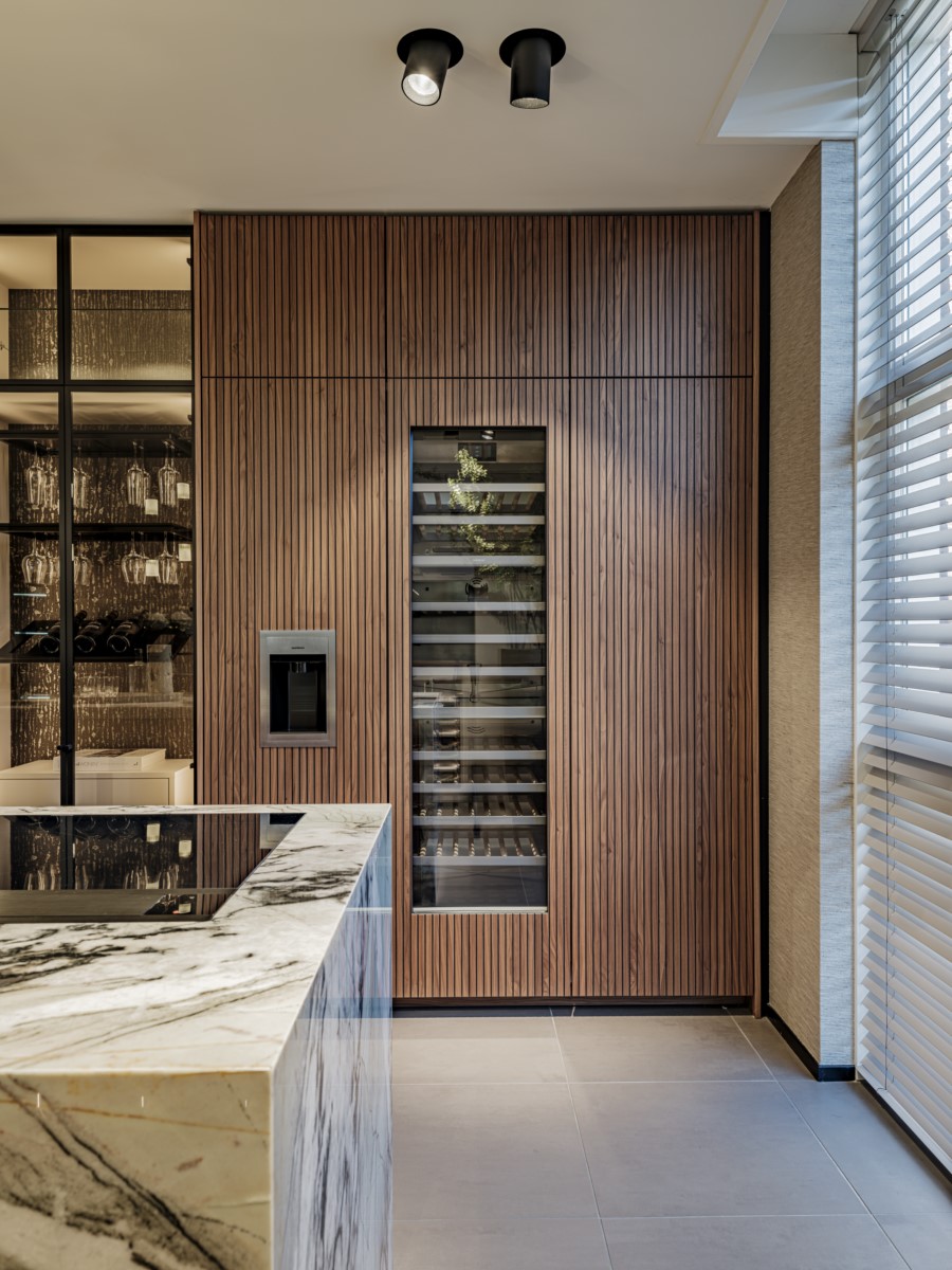 Foto: Studio 100c  Tieleman Exclusief Mereno Milano Mereno Welsh Mereno Chelsea massief hout lamellenstructuur marmerlook 9  1600x1200 