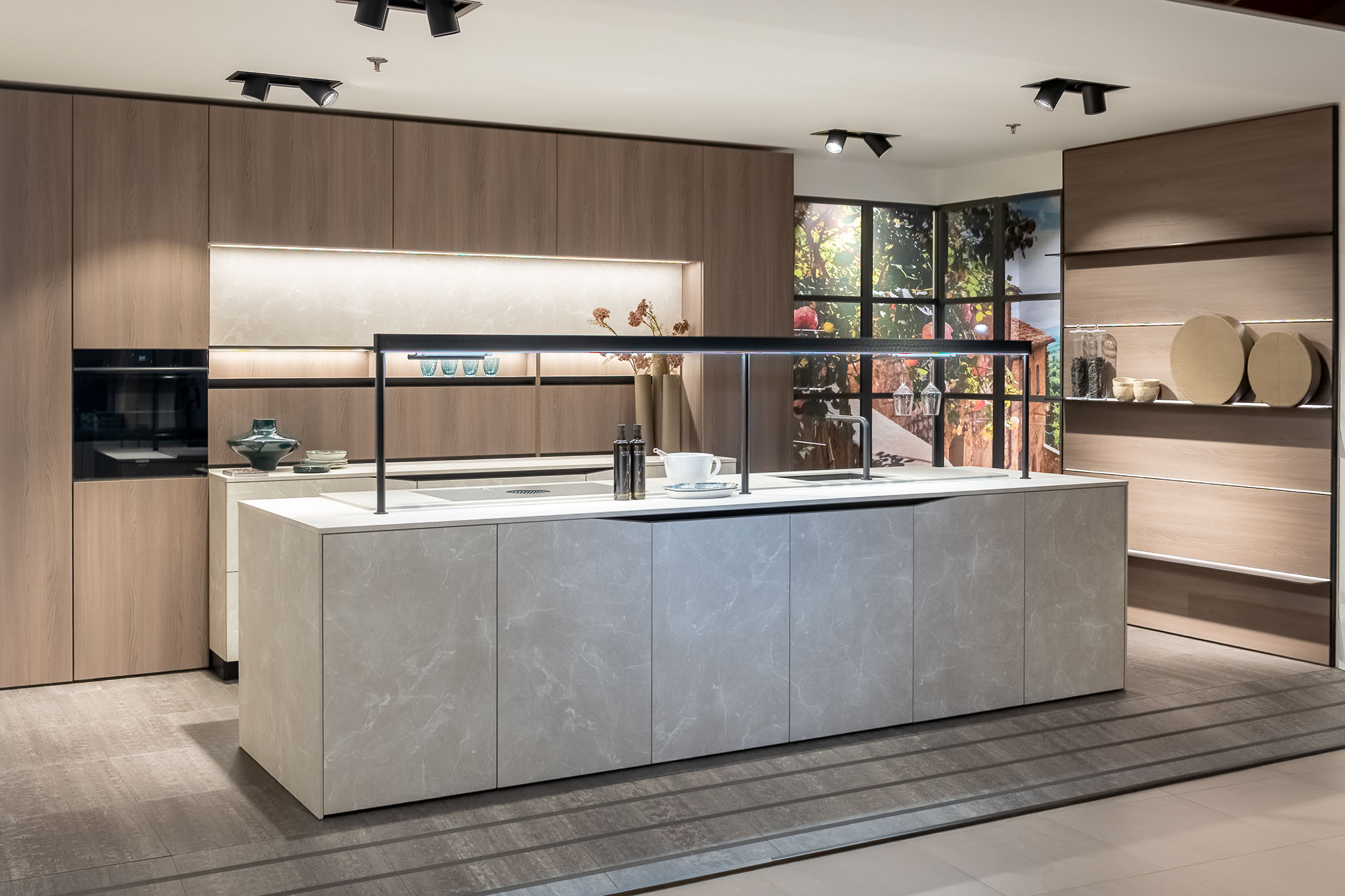 Foto: Studio 46b Tieleman Keukens Showroomkeukens Moderne showroom Snaidero Elementi hoge kastenwand en kookeiland 1