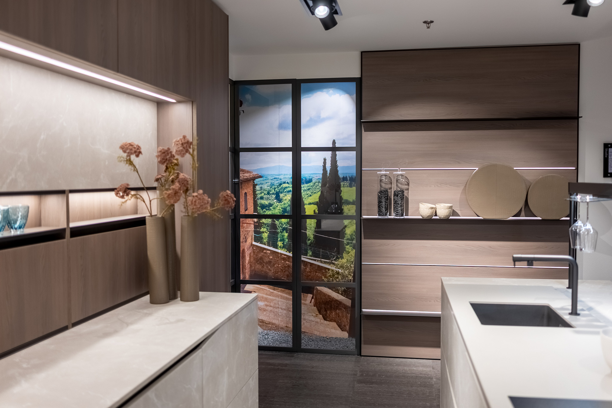 Foto: Studio 46b Tieleman Keukens Showroomkeukens Moderne showroom Snaidero Elementi hoge kastenwand en kookeiland 16