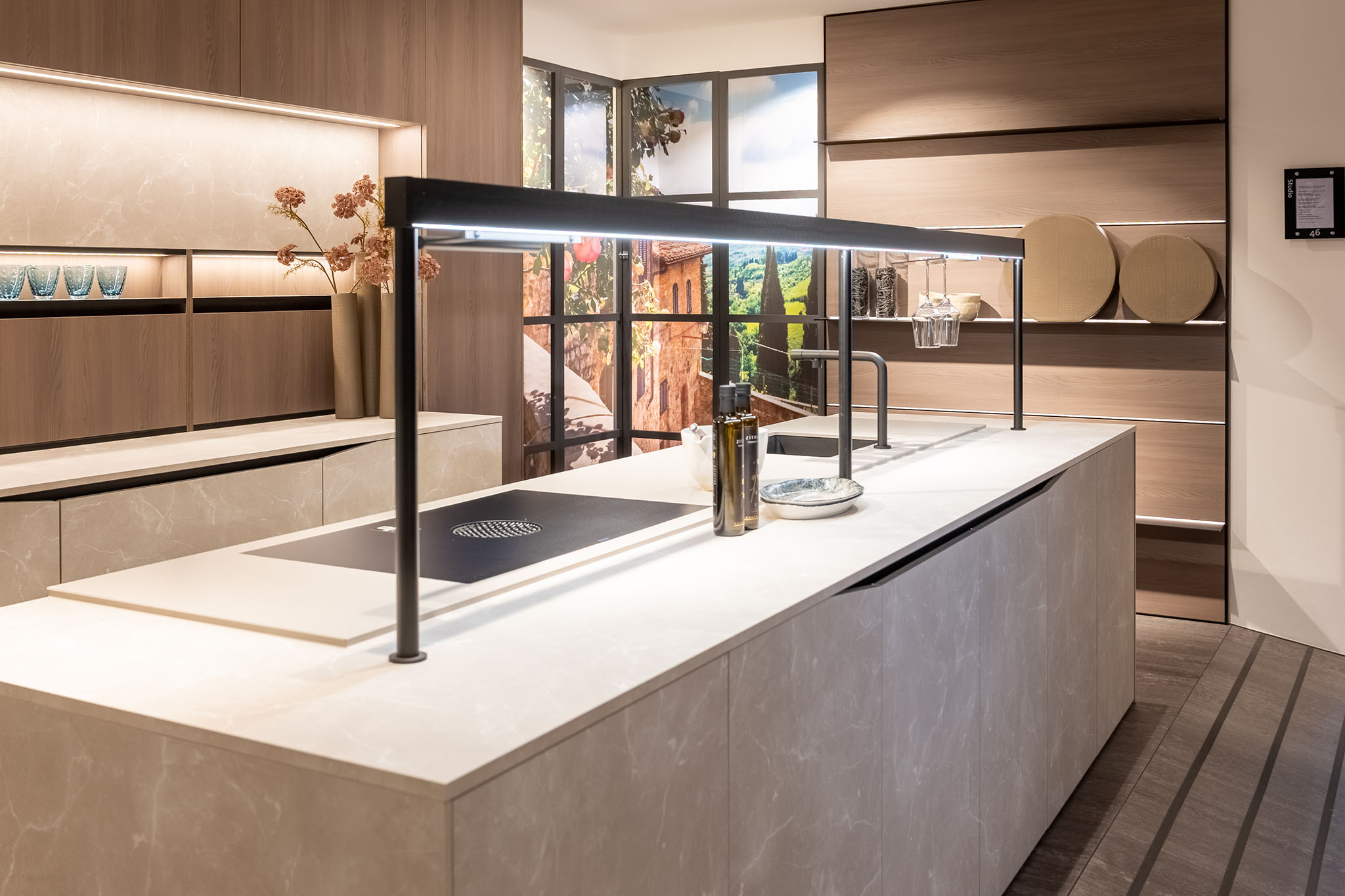 Foto: Studio 46b Tieleman Keukens Showroomkeukens Moderne showroom Snaidero Elementi hoge kastenwand en kookeiland 3