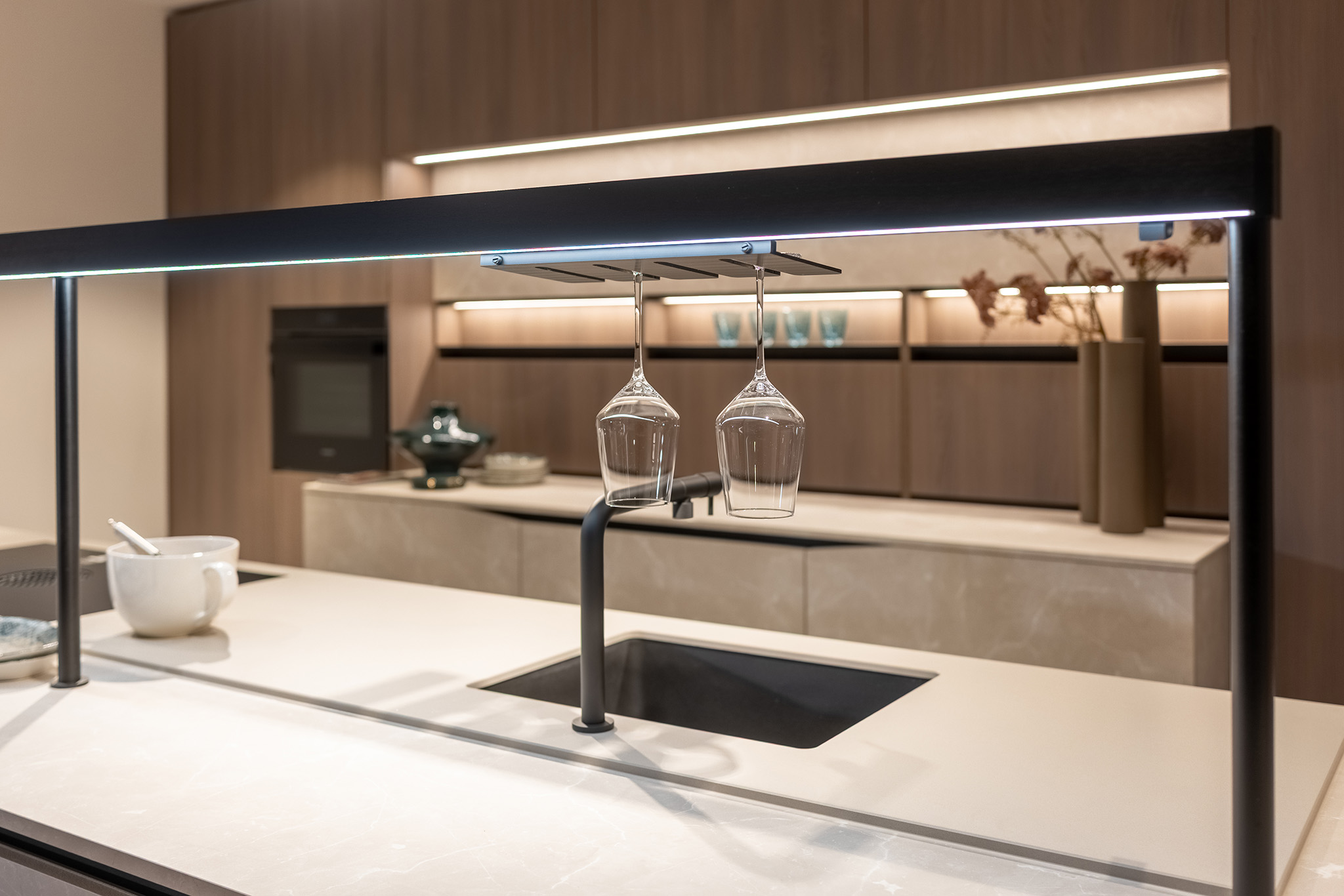 Foto: Studio 46b Tieleman Keukens Showroomkeukens Moderne showroom Snaidero Elementi hoge kastenwand en kookeiland 7