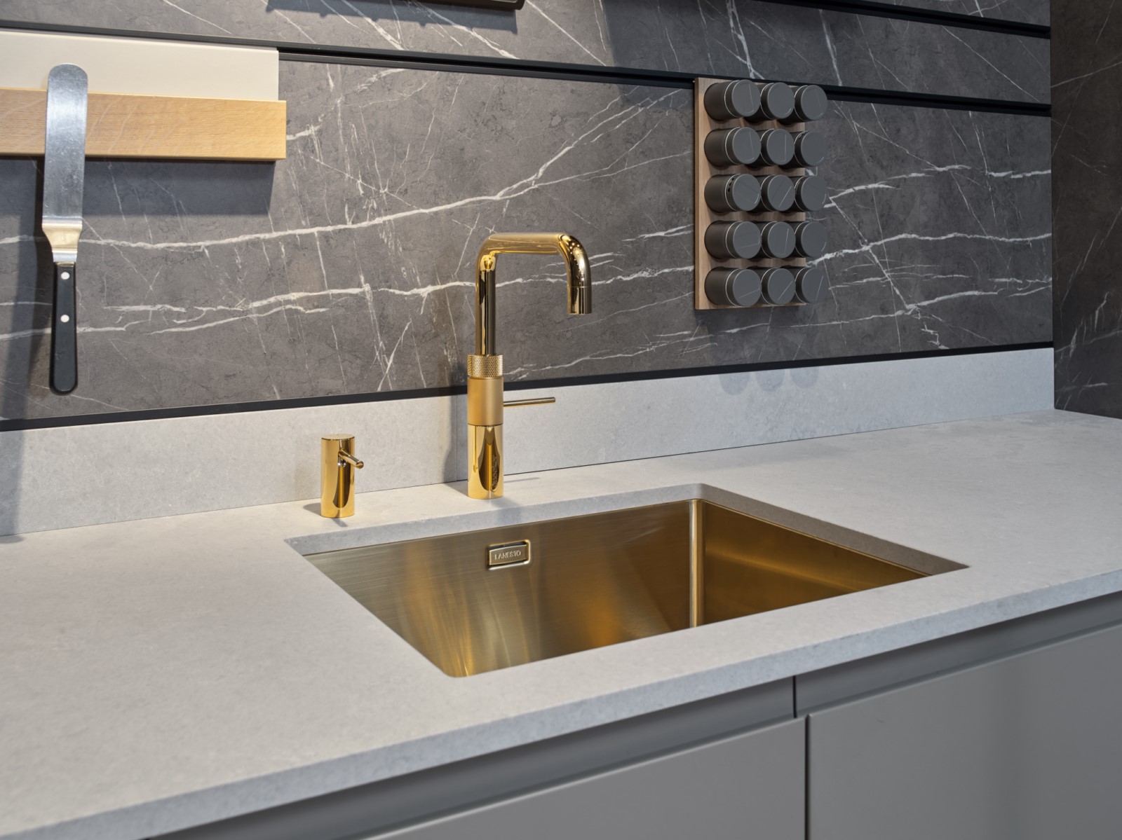 Foto: Studio 52b Schuller Alea Matt Targa    bijkeuken  met Atag Quooker en Bora Tieleman Keukens 26