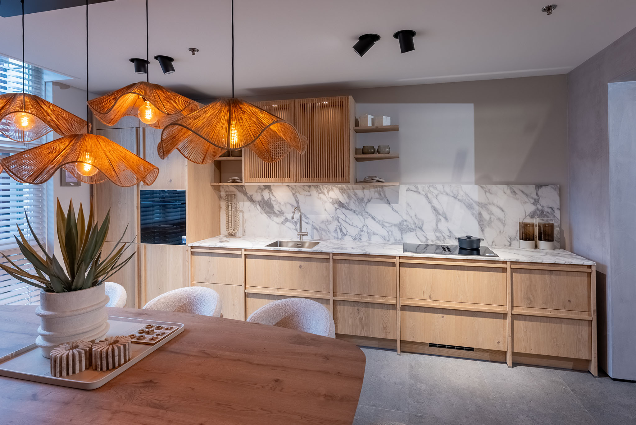 Foto : Japandi-trend in de keuken: rust, eikenhout en marmerlook