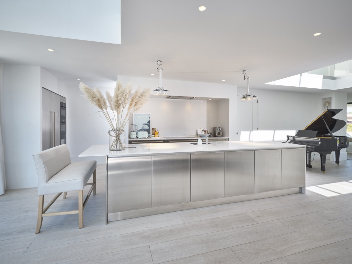 Foto: Geplaatste Tieleman keuken Tieleman Keukens rvs deuren  wit aanrechtblad  greeploos Domburg 2