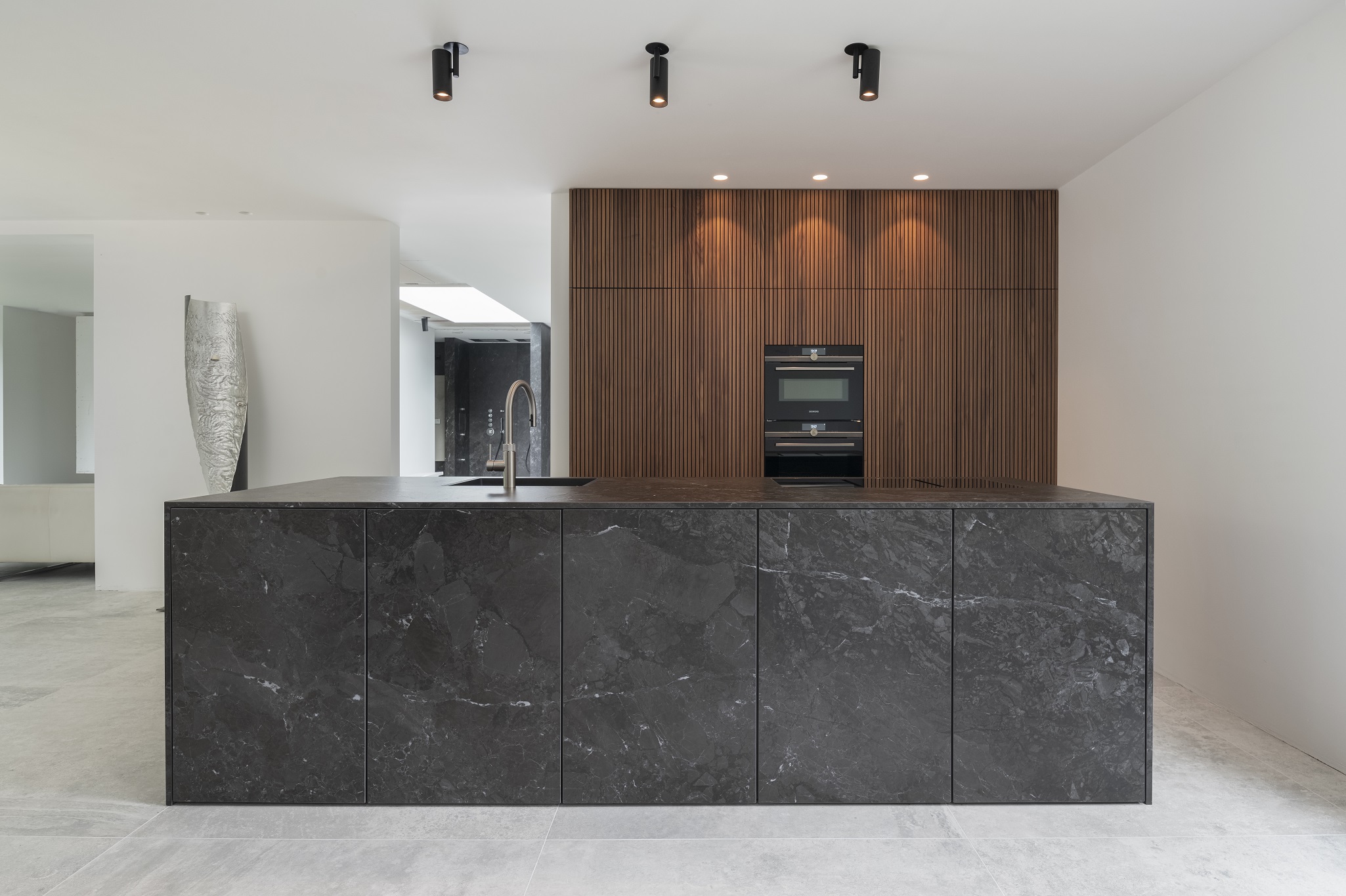 Foto: Mereno Milano met noten fineer en eiland van Neolith Layla Slate 1a