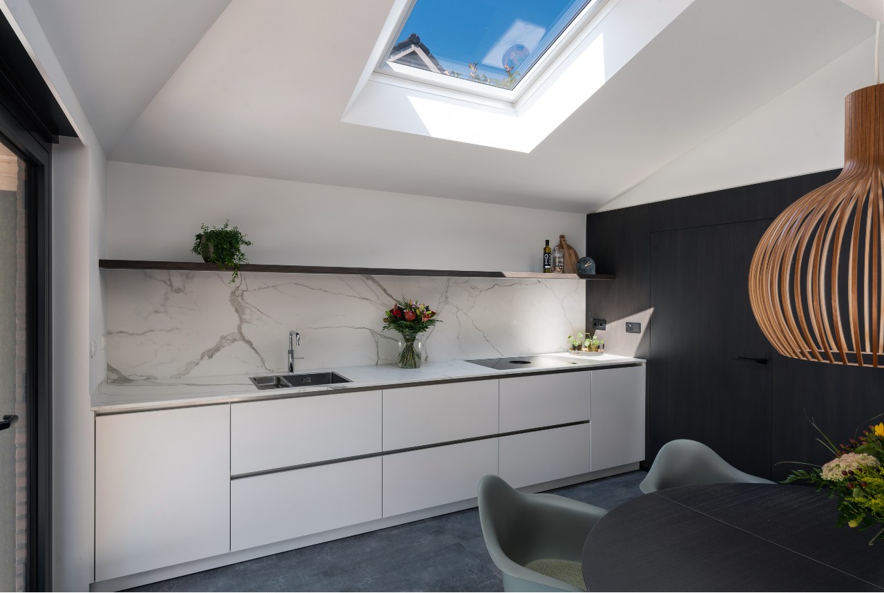 Foto: Mereno keuken met Fenix fronten en keramieken werkblad mat  1 