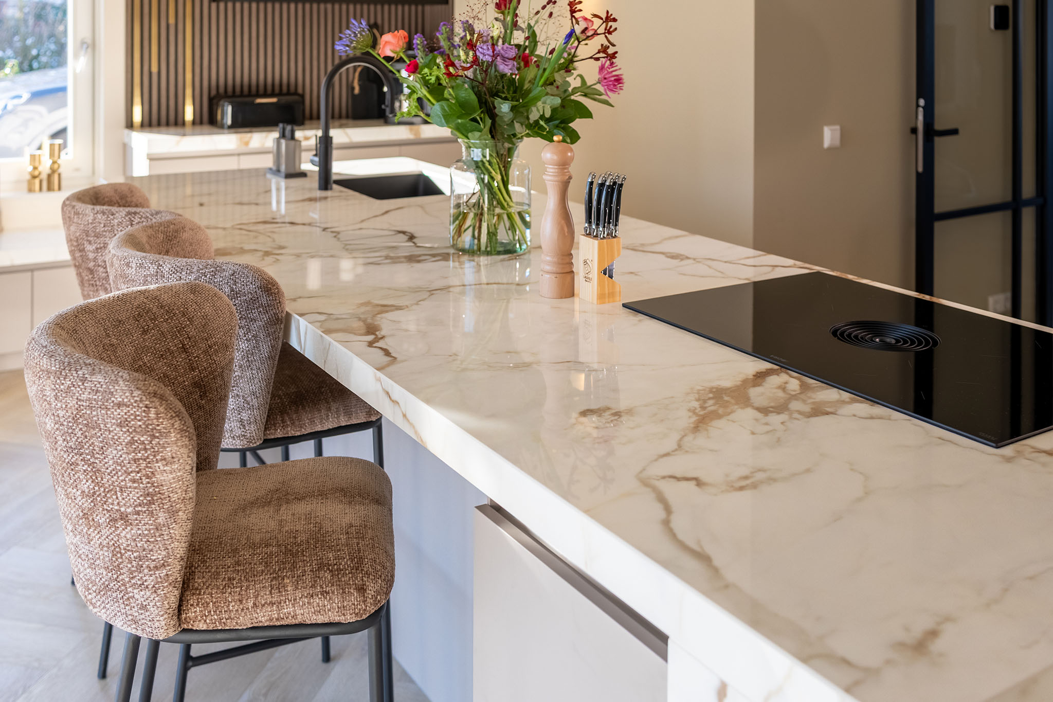 Foto: tieleman keukens geplaatste keukens numansdorp keller elba melamine klei marmerlook eiland 10