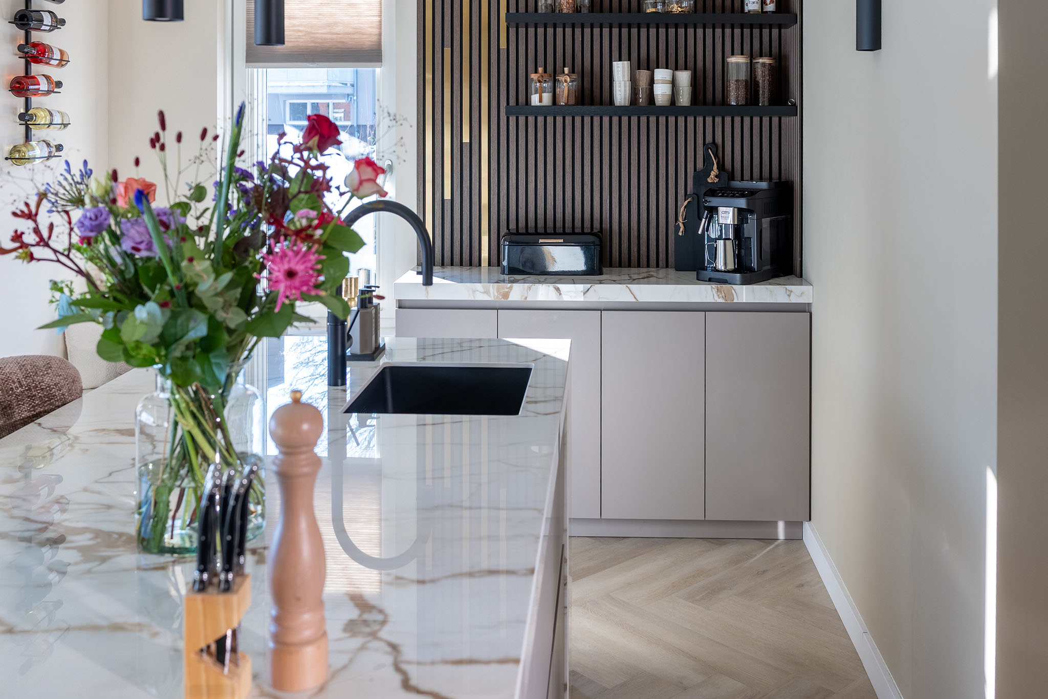 Foto: tieleman keukens geplaatste keukens numansdorp keller elba melamine klei marmerlook eiland 11