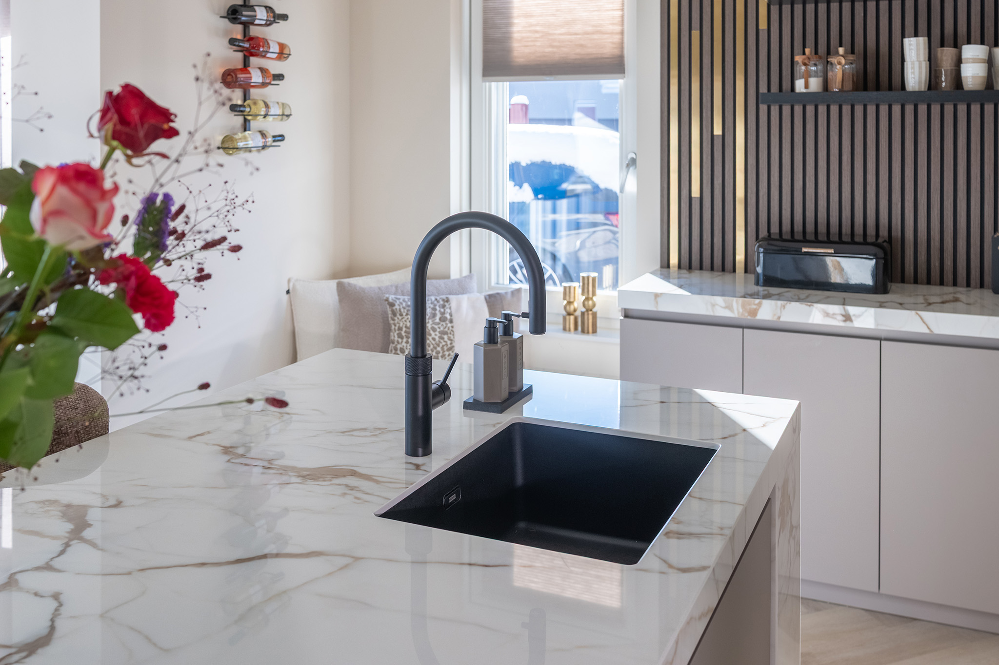 Foto: tieleman keukens geplaatste keukens numansdorp keller elba melamine klei marmerlook eiland 13