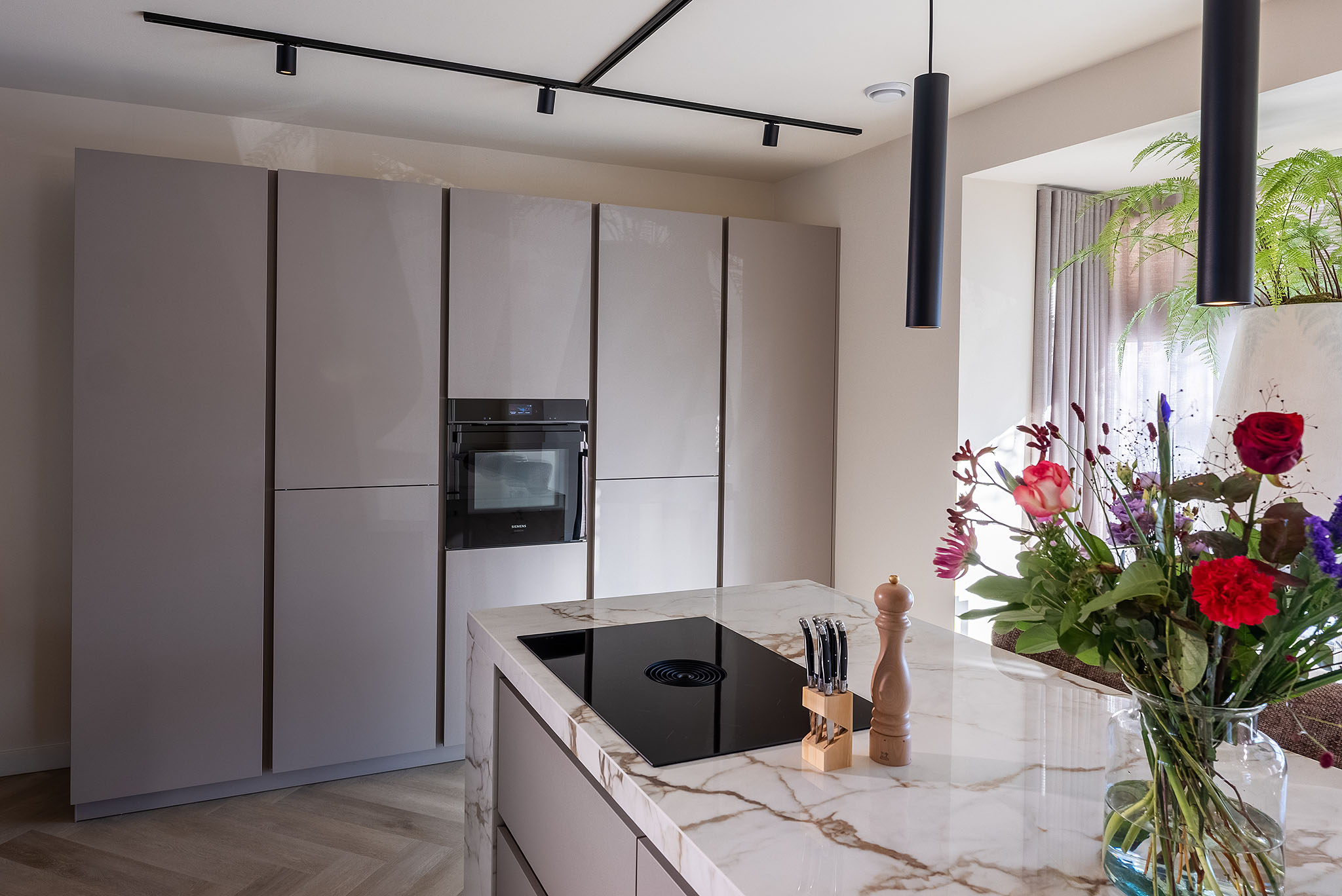 Foto: tieleman keukens geplaatste keukens numansdorp keller elba melamine klei marmerlook eiland 14