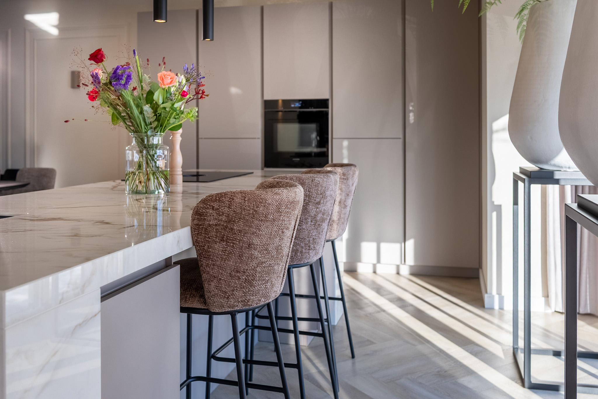 Foto: tieleman keukens geplaatste keukens numansdorp keller elba melamine klei marmerlook eiland 16