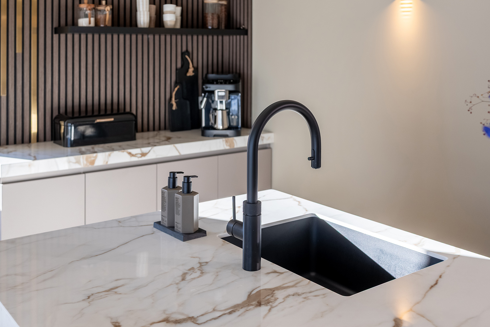 Foto: tieleman keukens geplaatste keukens numansdorp keller elba melamine klei marmerlook eiland 22