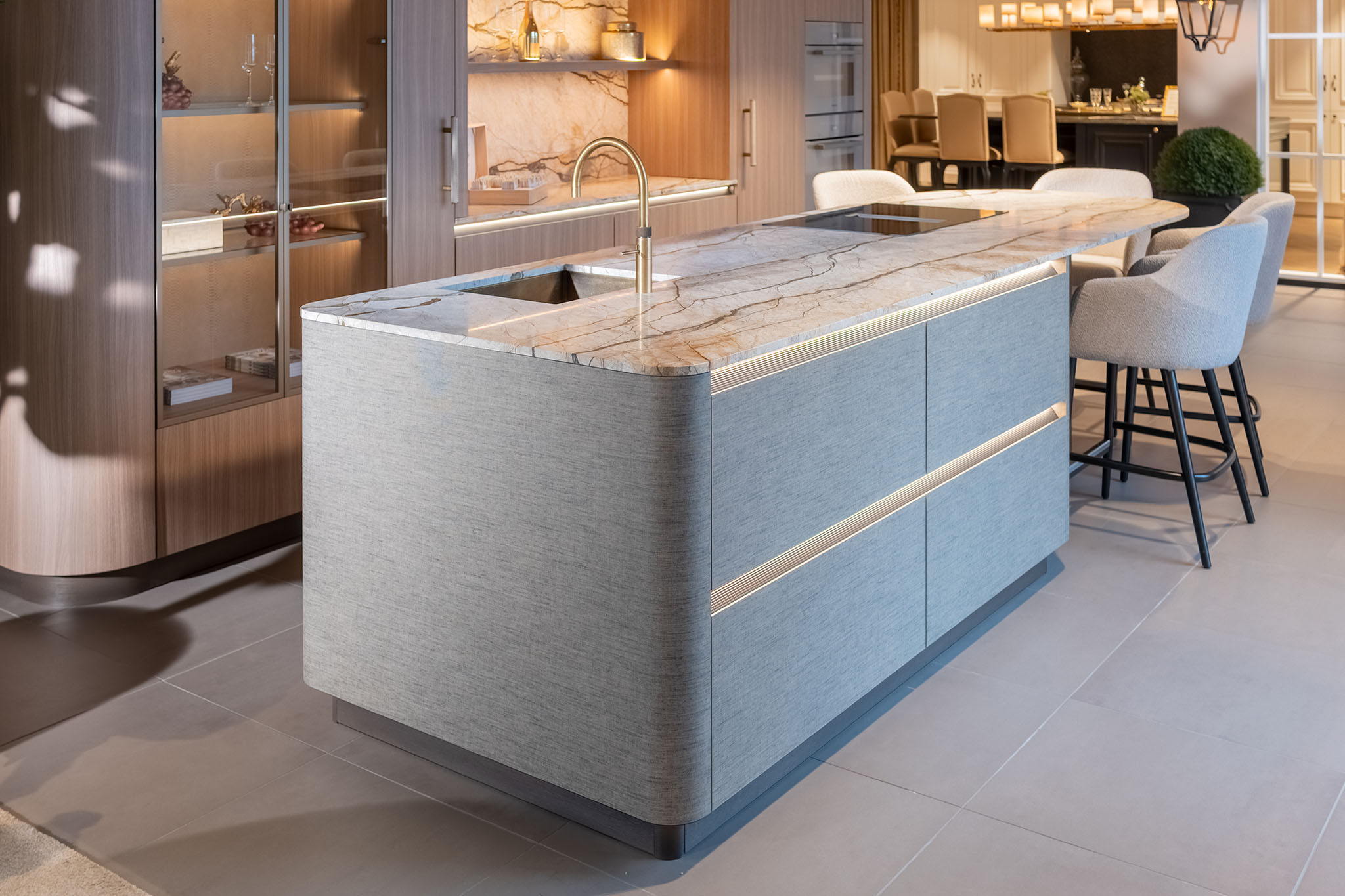 Foto: Studio 102 Tieleman Keukens Showroomkeukens Nostalgische showroom Studio 102 Tieleman Keukens beurskeuken met kookeiland en koffienis 20