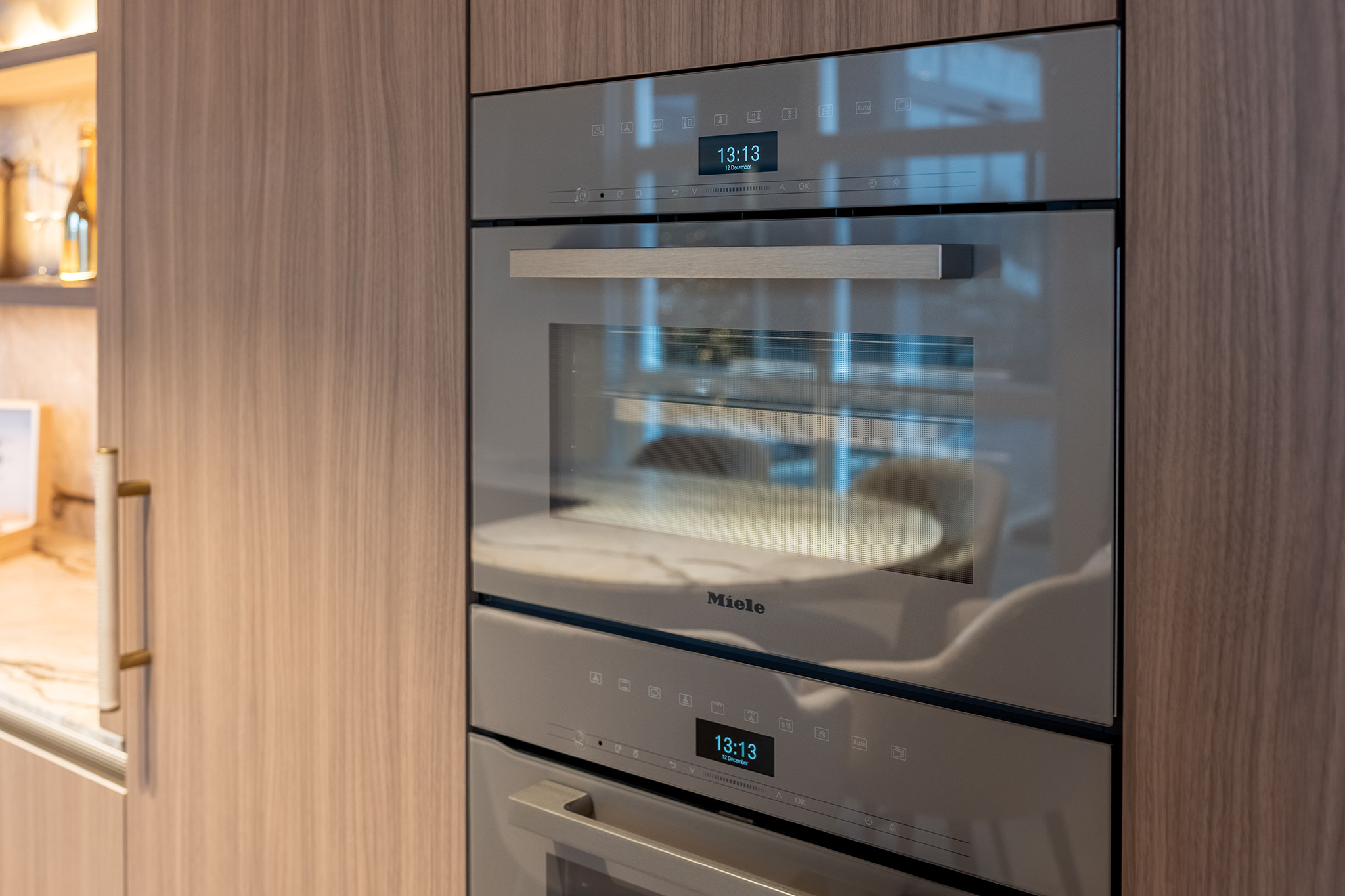 Foto: Studio 102 Tieleman Keukens Showroomkeukens Nostalgische showroom Studio 102 Tieleman Keukens beurskeuken met kookeiland en koffienis 26