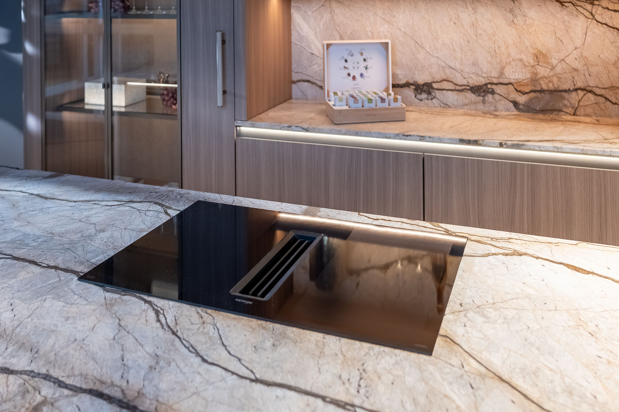 Foto: Studio 102 Tieleman Keukens Showroomkeukens Nostalgische showroom Studio 102 Tieleman Keukens beurskeuken met kookeiland en koffienis 27