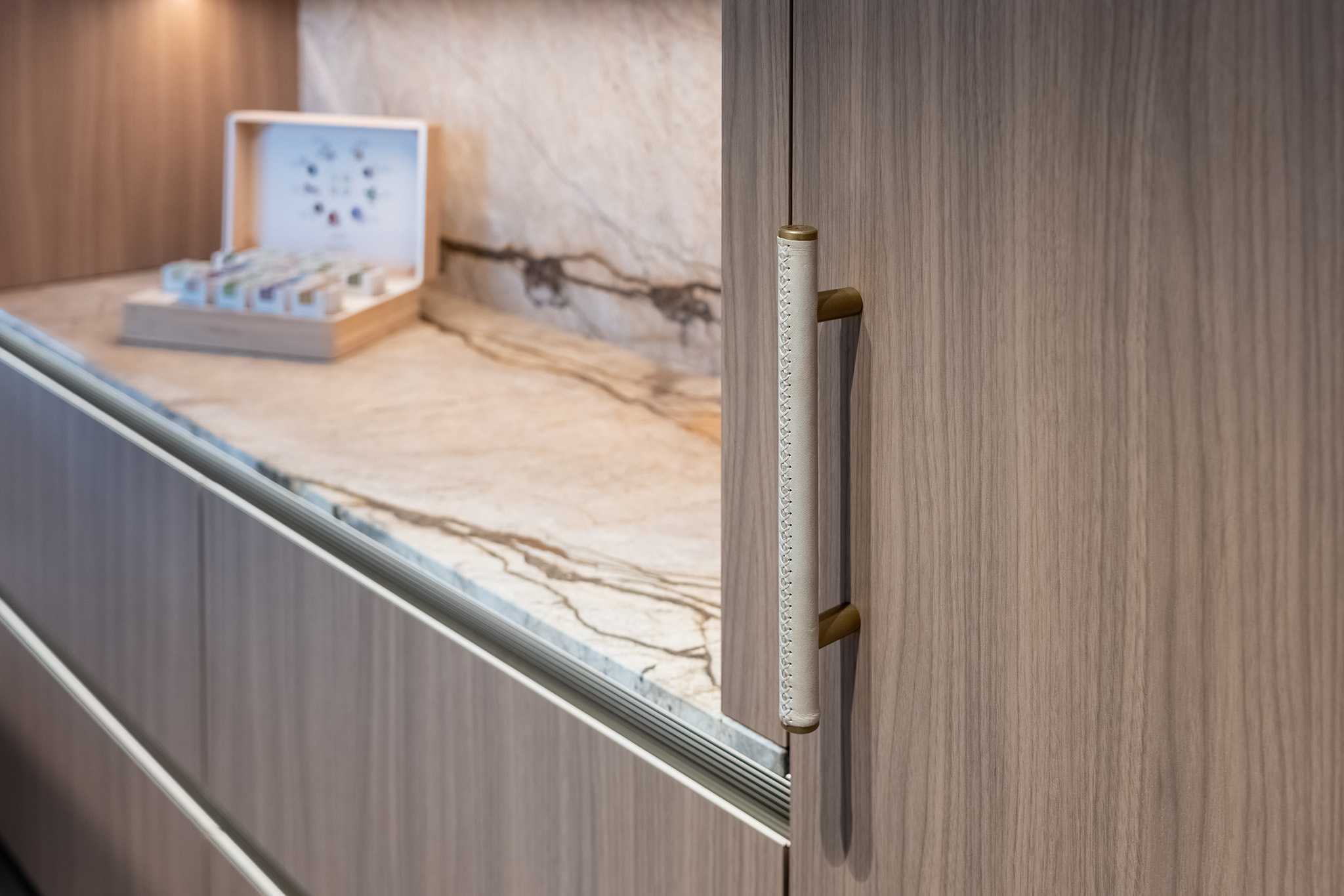 Foto: Studio 102 Tieleman Keukens Showroomkeukens Nostalgische showroom Studio 102 Tieleman Keukens beurskeuken met kookeiland en koffienis 4