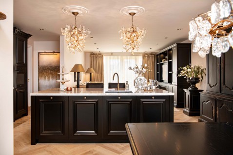 Foto : Binnenkijken in een klassieke zwarte keuken