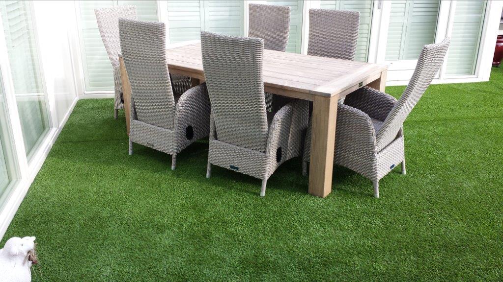 Foto: Kunstgras op balkon met een tuinset