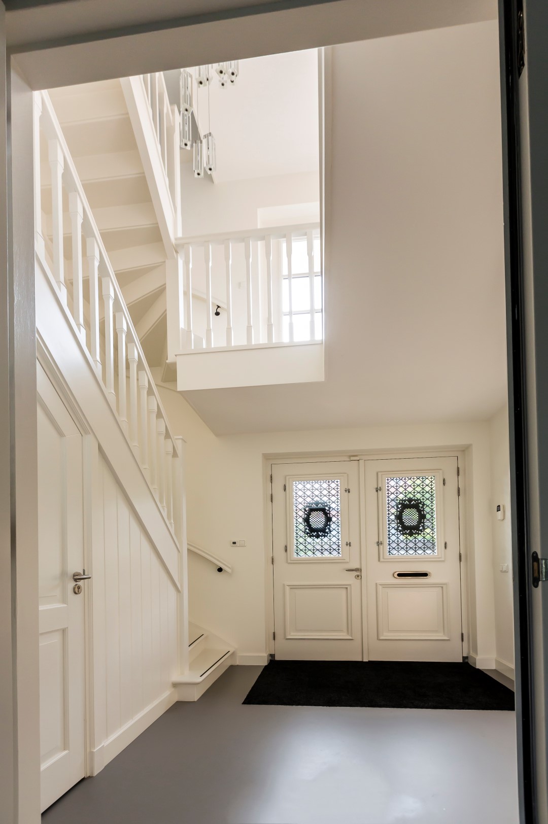 Foto: Herenhuis bouwen   Luxe hal met hardhouten trap en kroonluchter   Lichtenberg Exclusieve Villabouw