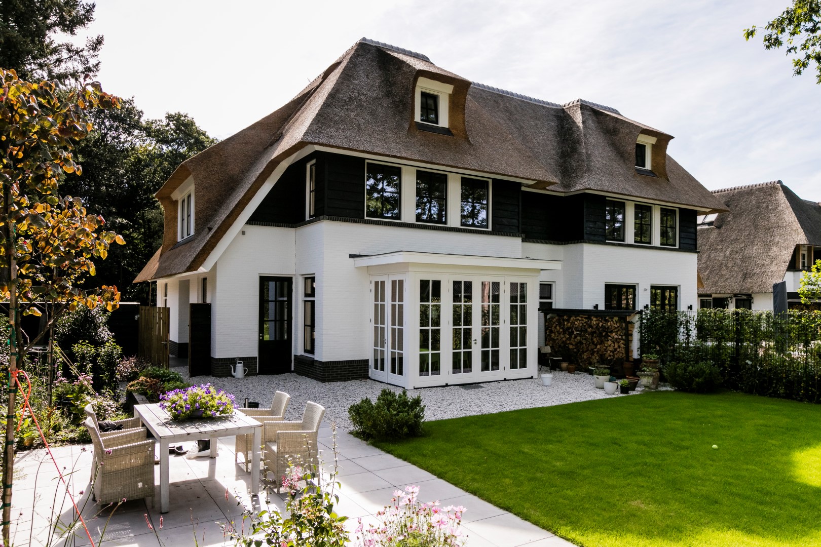 Foto: Villa bouwen   Rietgedekte geschakelde villa met klassieke serre   Lichtenberg Exclusieve Villabouw