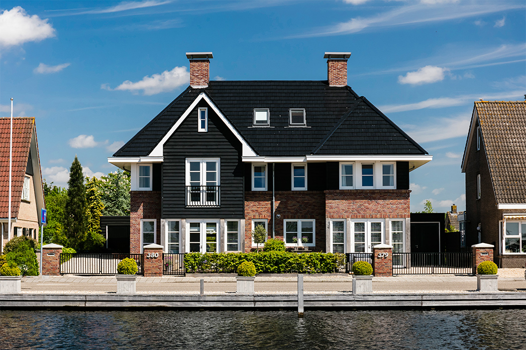 Foto: op een prachtige locatie aan het water Buitenkaag   Lichtenberg Exclusieve Villabouw