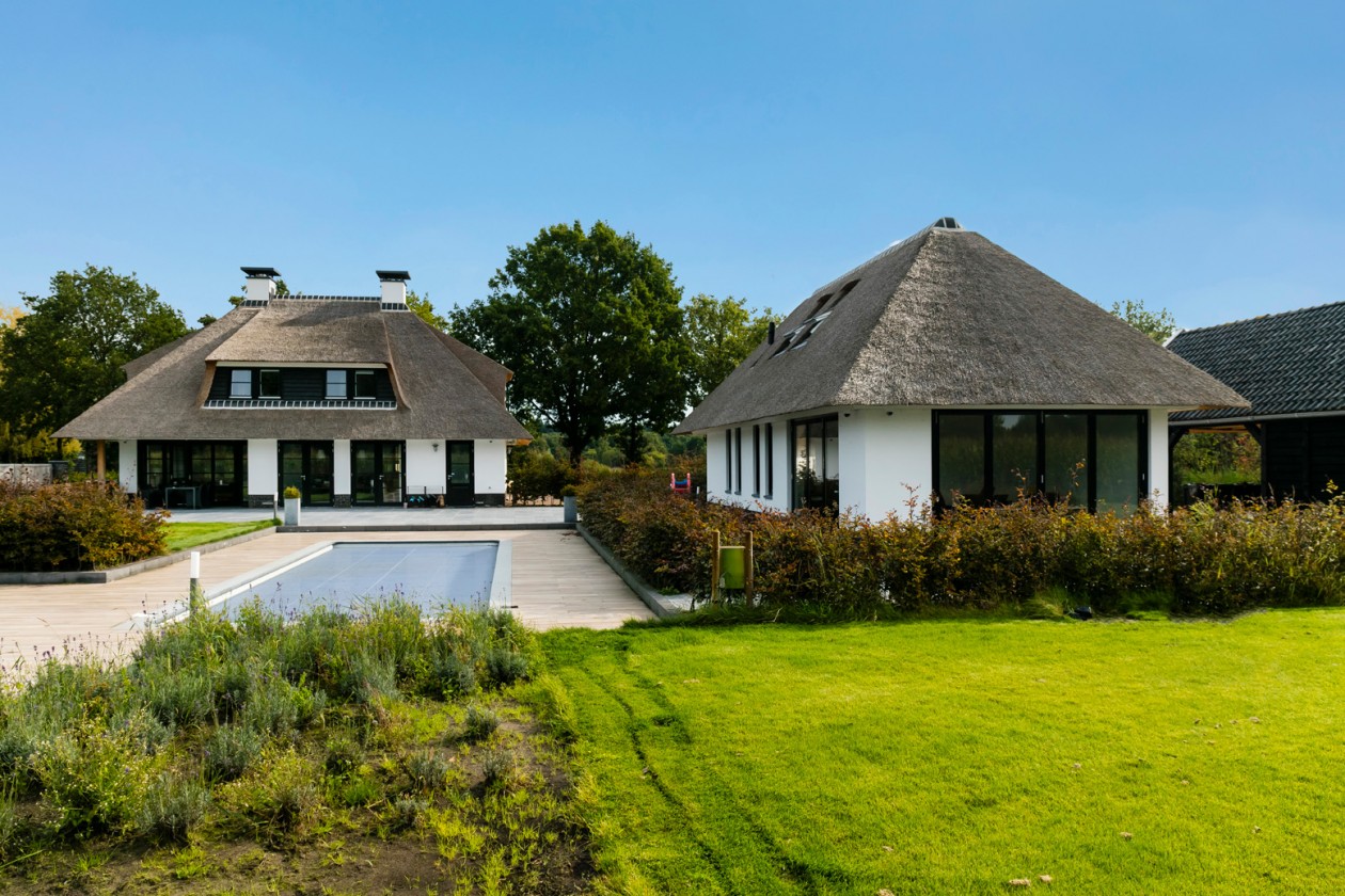 Foto: w3 Landhuis Ulvenhout achterzijde zwembad