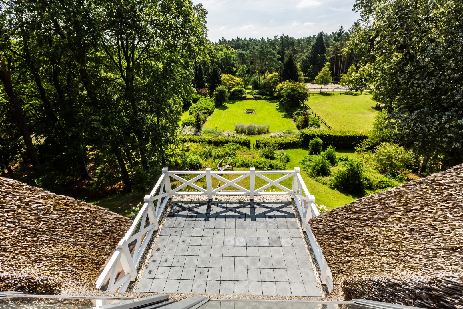 Foto: Landhuis bouwen   Uitzicht over het landgoed vanuit de villa   Lichtenberg Exclusieve Villabouw
