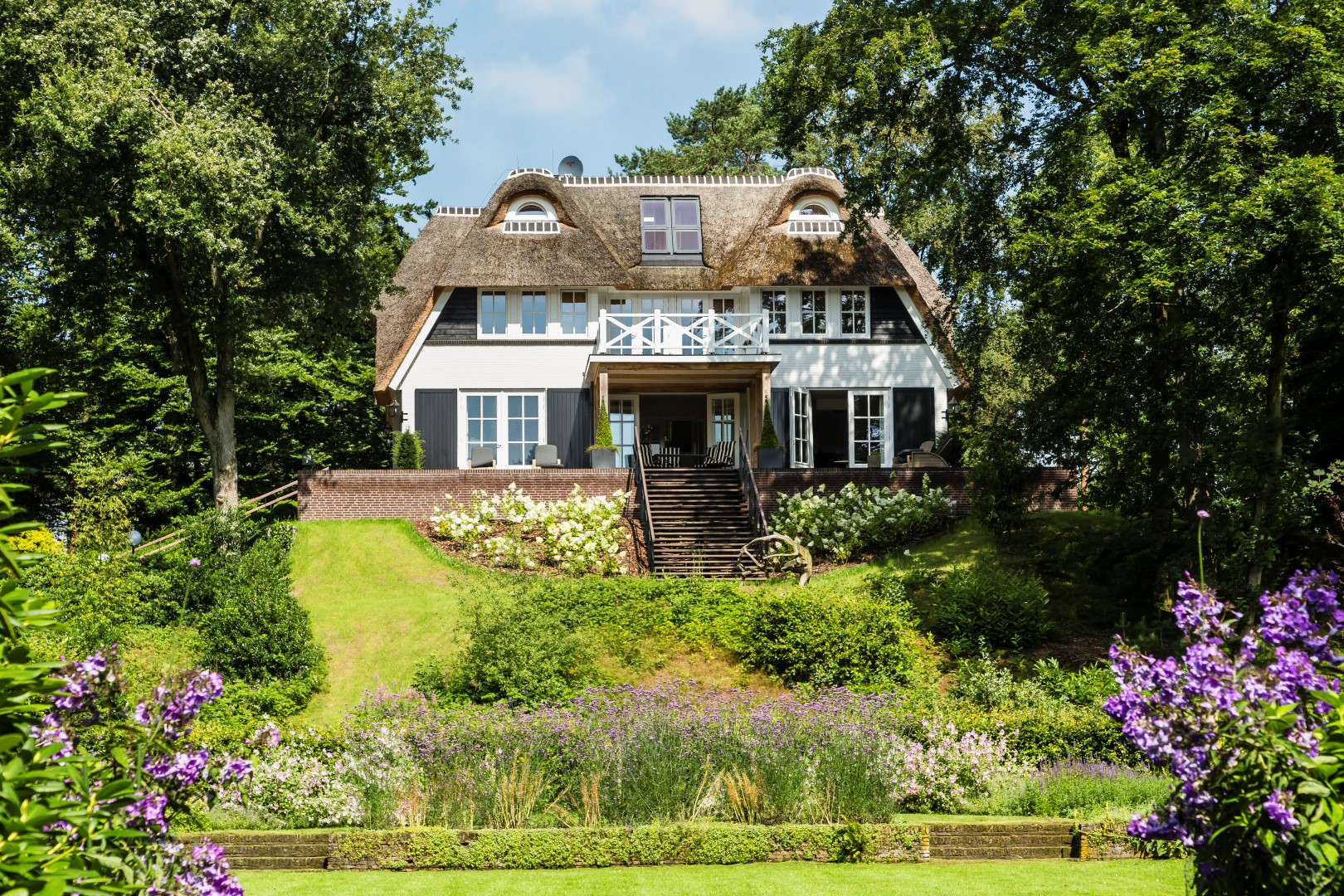 Foto: Landhuis bouwen   Uitzicht vanaf de tuin op het landhuis   Lichtenberg Exclusieve Villabouw