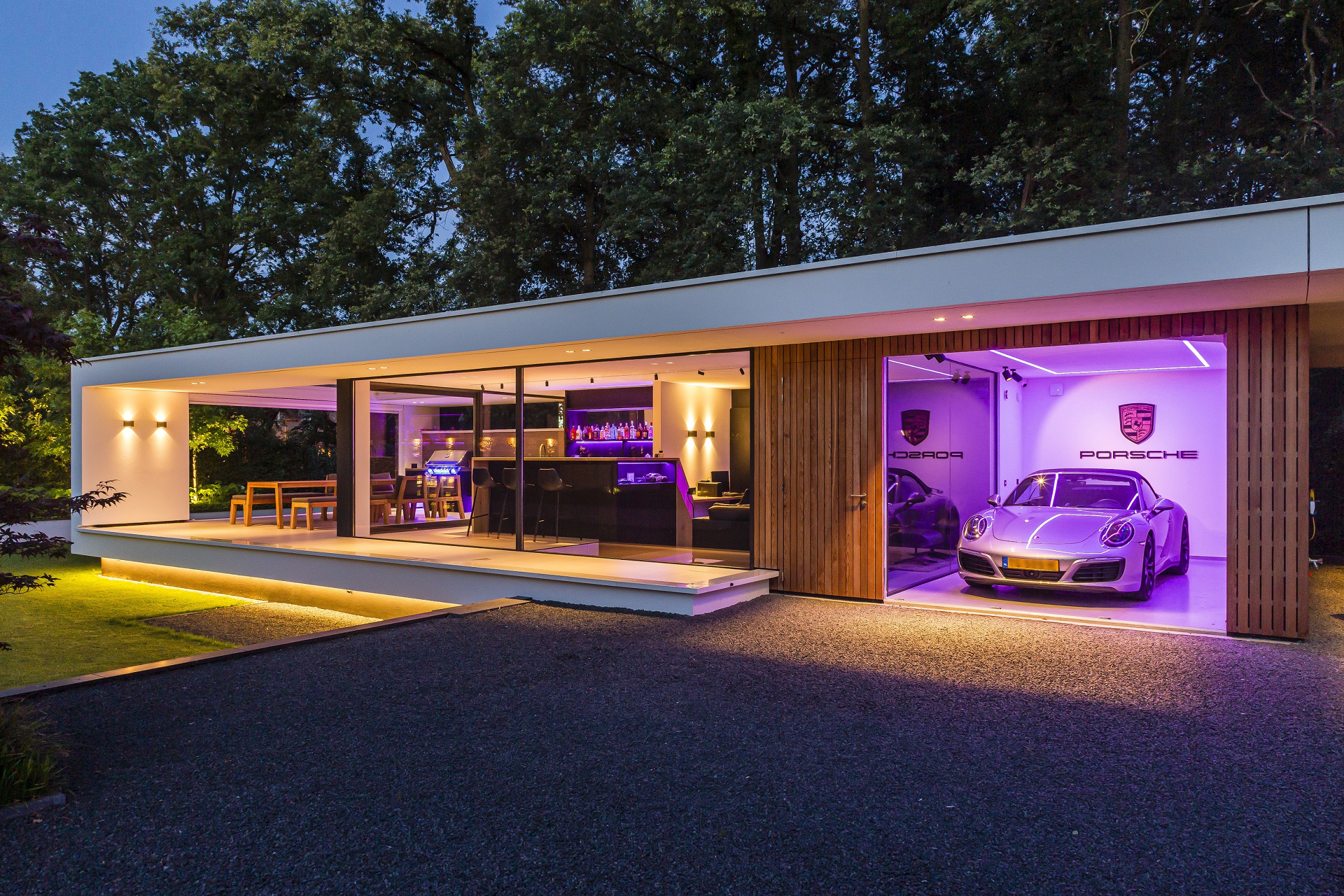 Foto : Luxe buitenverblijf met bar en garage